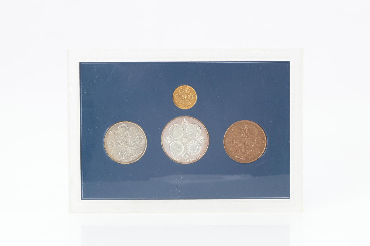 GOLD COIN ETC. IN CASE. Commemorative medals: 