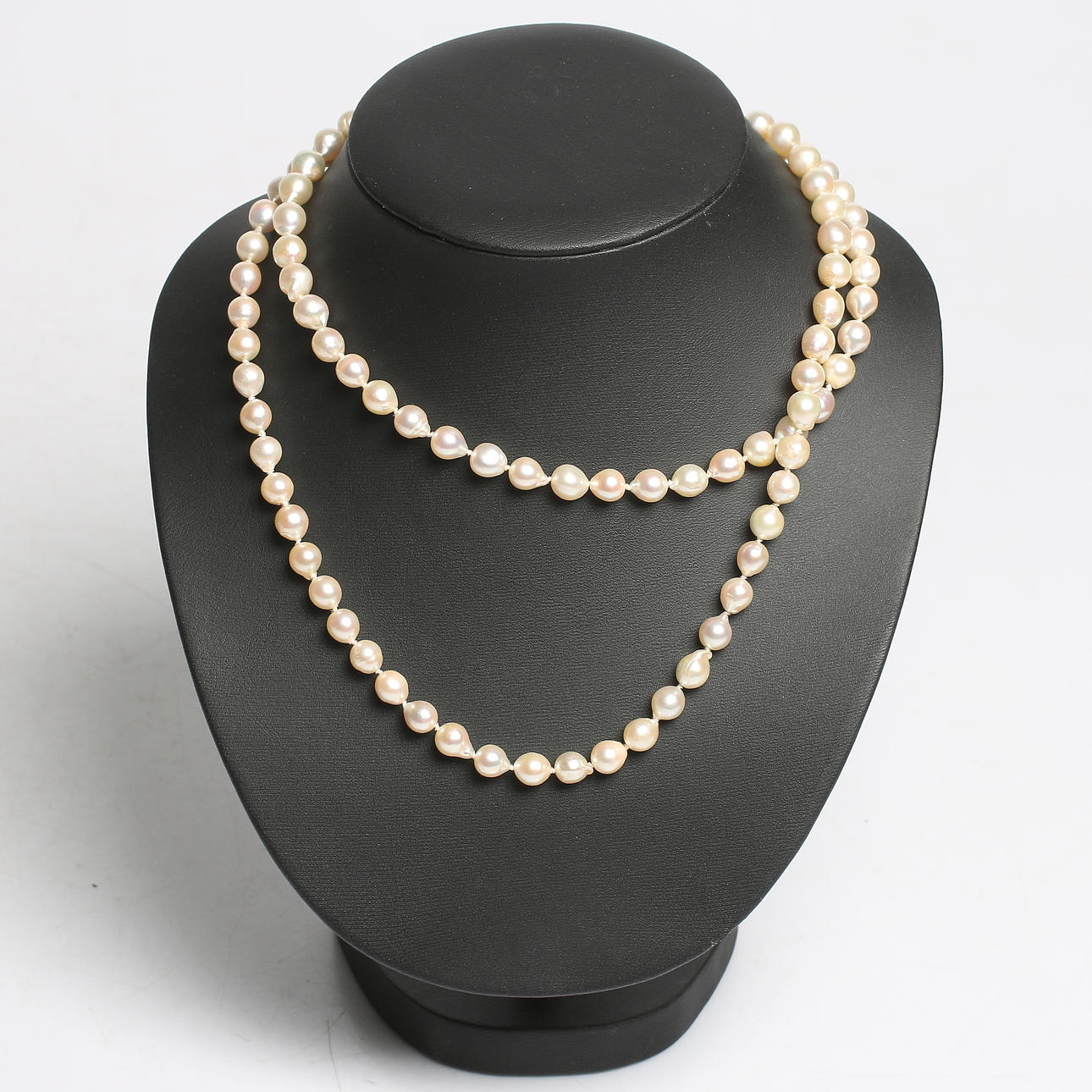 COLLIER, 96 st barocka pärlor med knäppning i 18k vitt guld, 1900-tal.