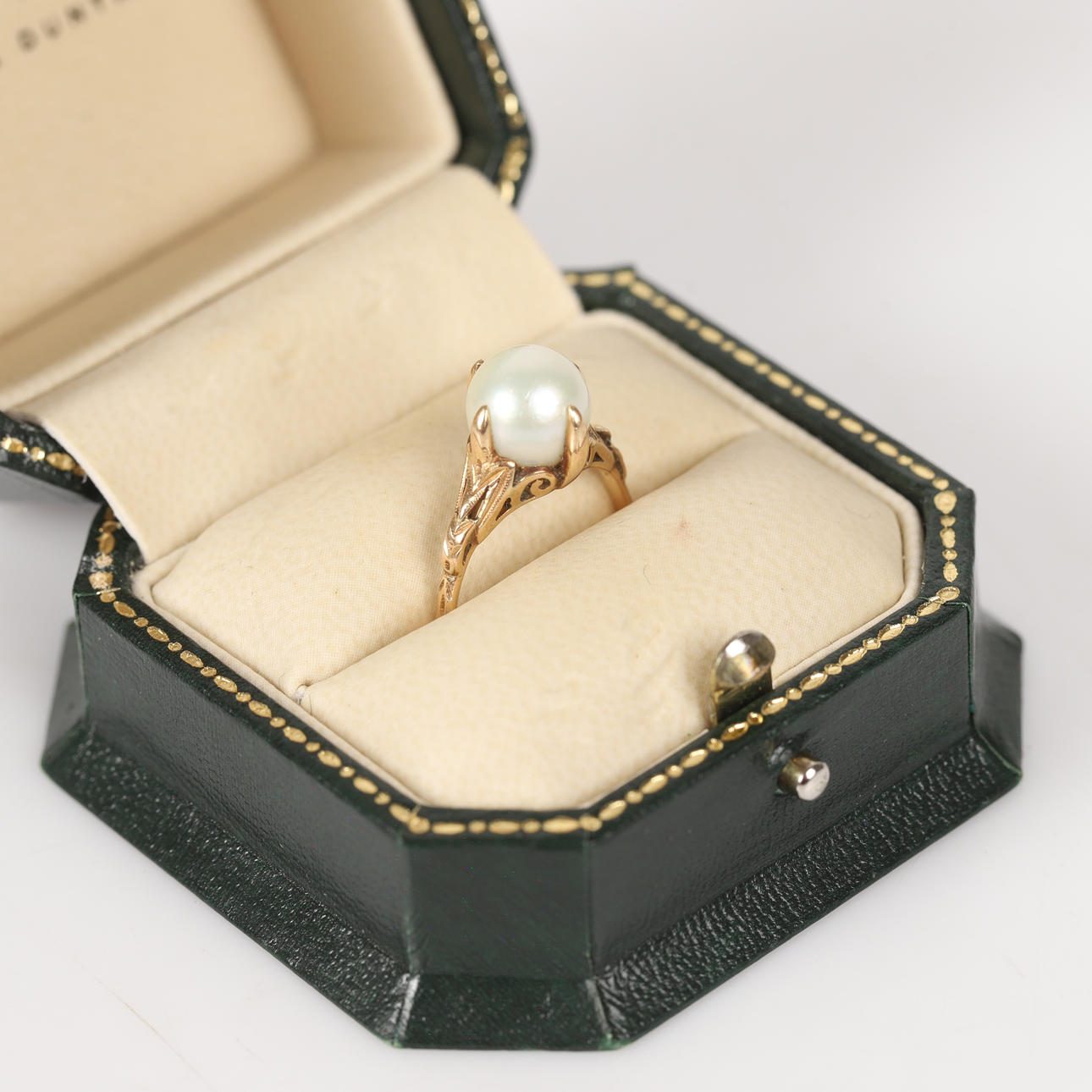 RING, 18 K guld med odlad pärla.