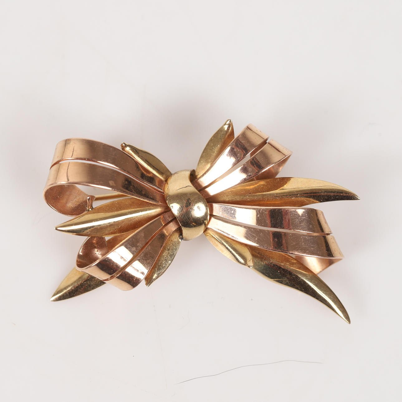 BROSCH, 14 K guld i form av rosett.