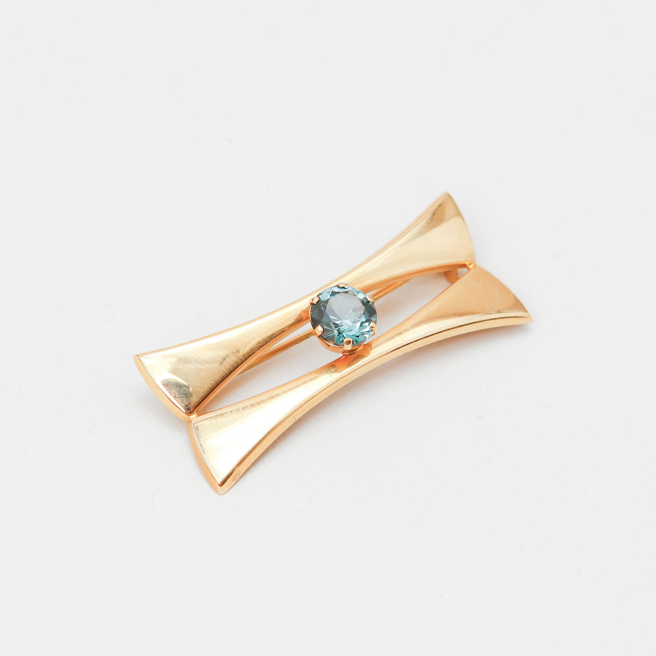 BROSCH, 18k guld, syntetisk sten, vikt ca 2,2 gram.