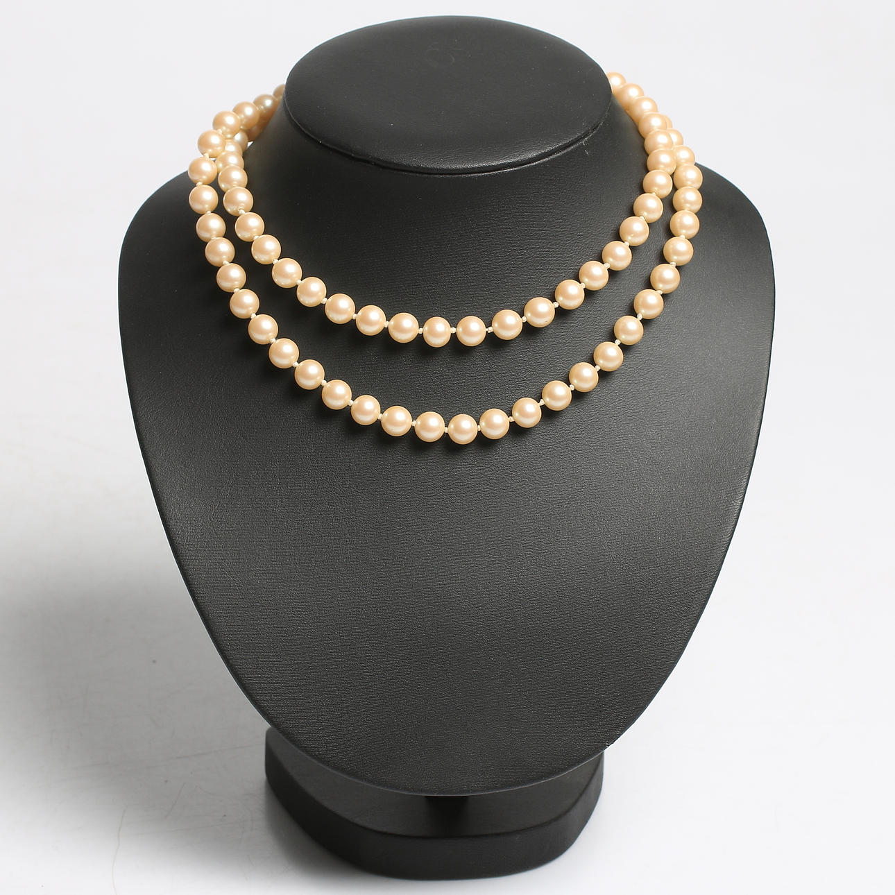 COLLIER, odlade pärlor med lås i silver med ametist, 1900-talets första hälft.