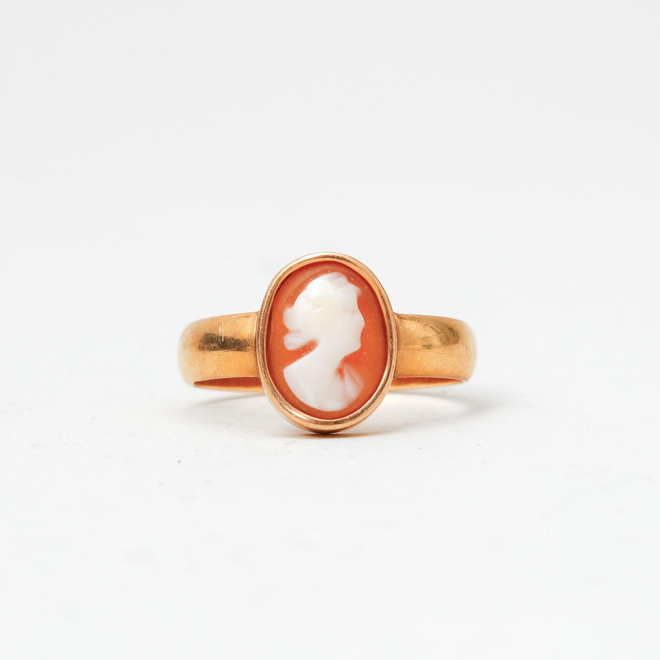 RING, 18k guld, kamé, totalvikt ca 4,5 gram.