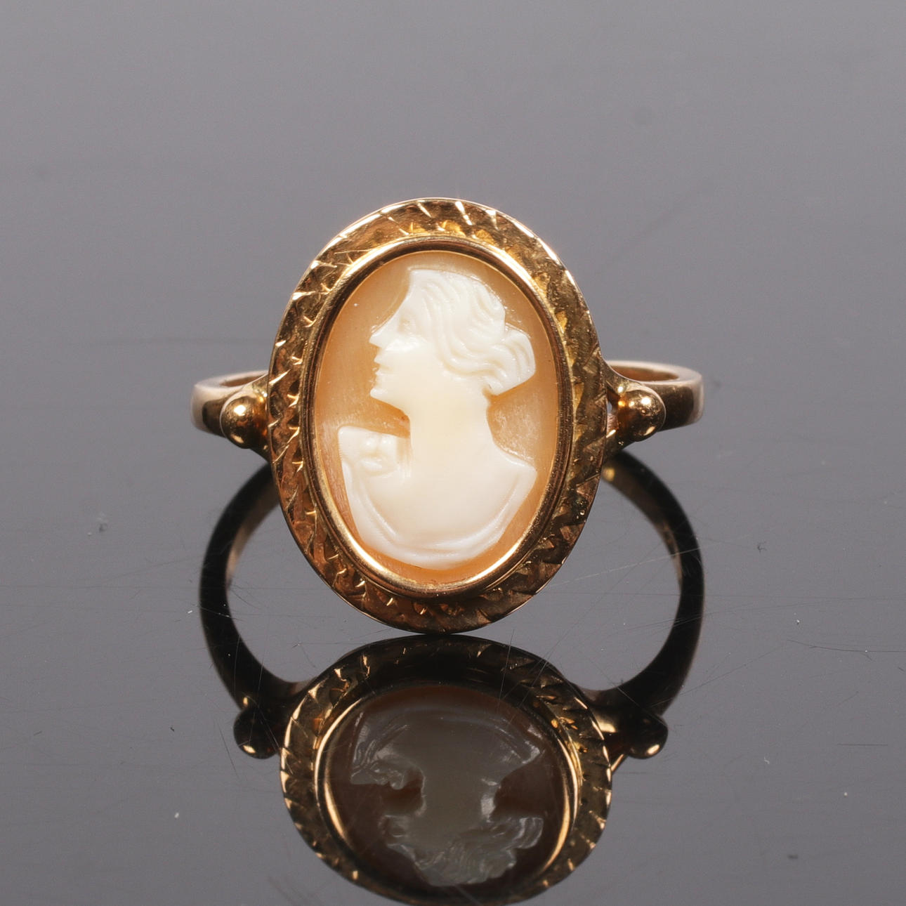 RING, 18k guld, med camé. 1948.