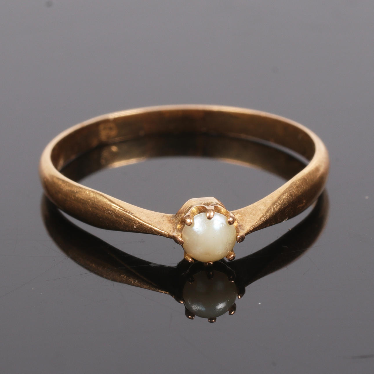 RING, 18k guld, med odlad pärla. 1900-tal.