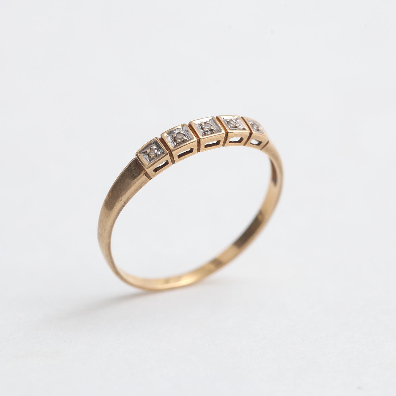 RING, 18 k guld med 5 stenar, 1,58 gram.