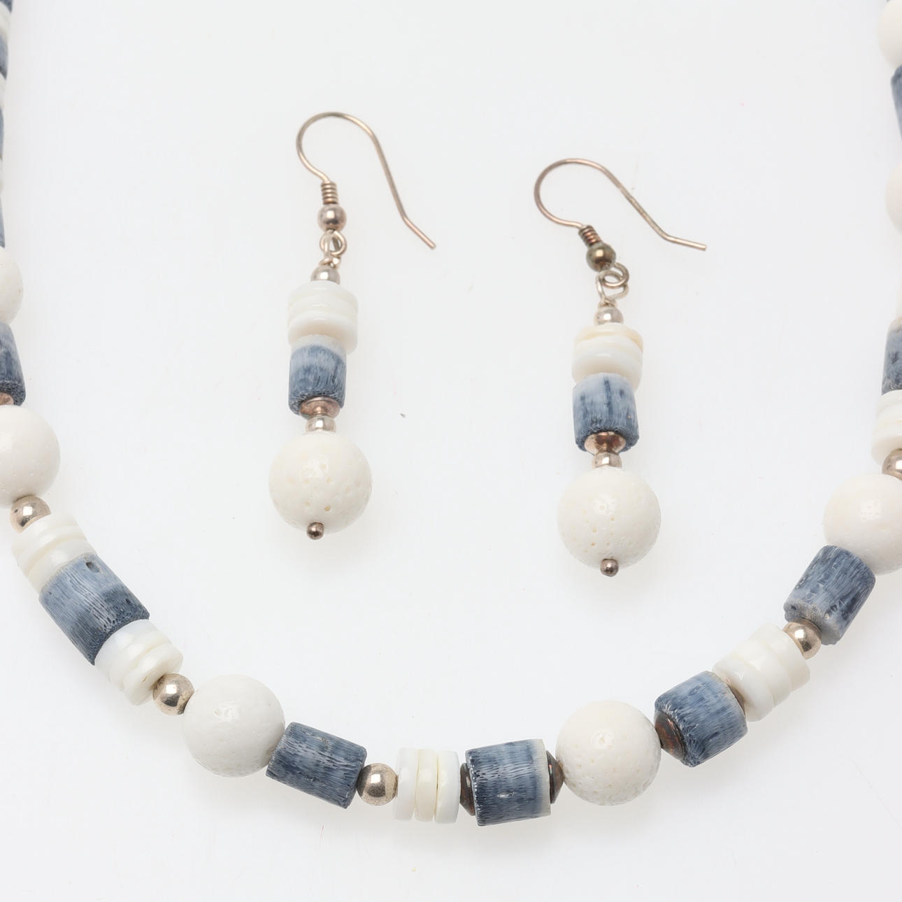 COLLIER & ÖRHÄNGEN, korall & silver.
