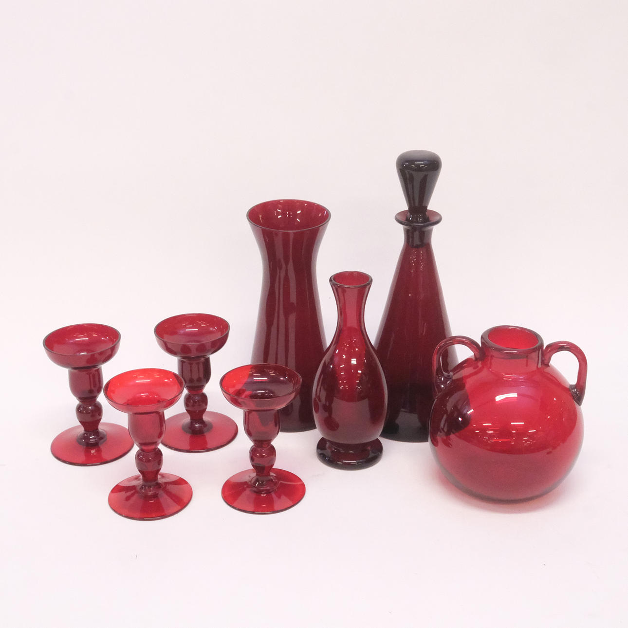 KONVOLUT ROTES GLAS, ÜBERWIEGEND REIJMYRE, ACHT TEILE. Glasobjekte - Gebrauchglas