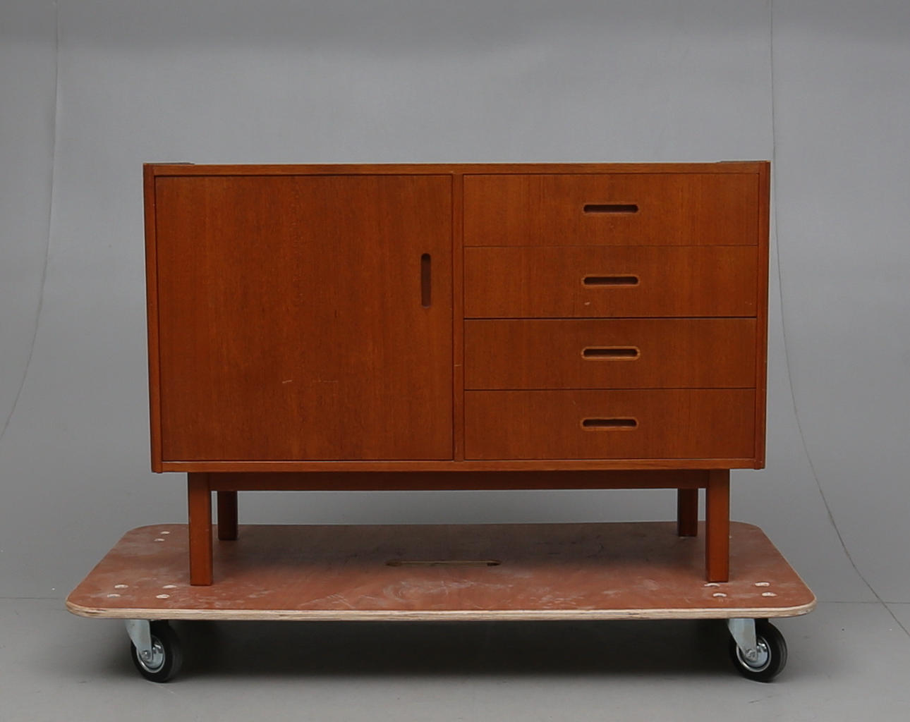 SIDEBOARD, 1900-talets mitt.