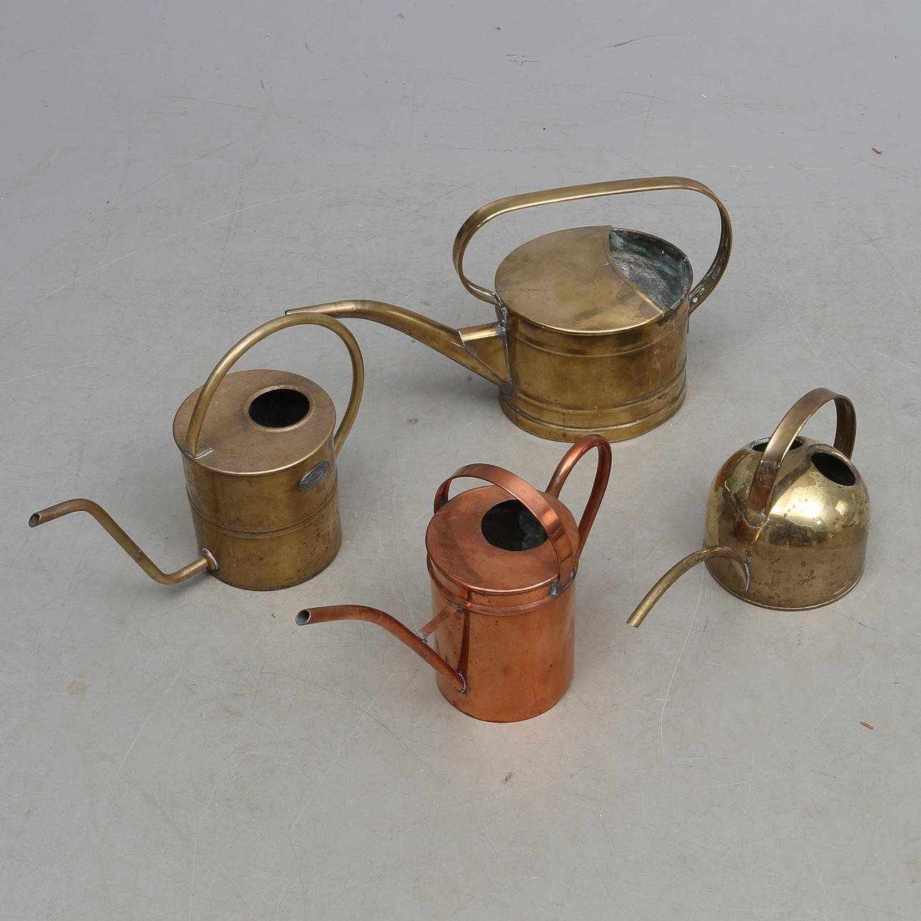 VATTENKANNOR, 4 st, mässing samt koppar, 1900-tal.