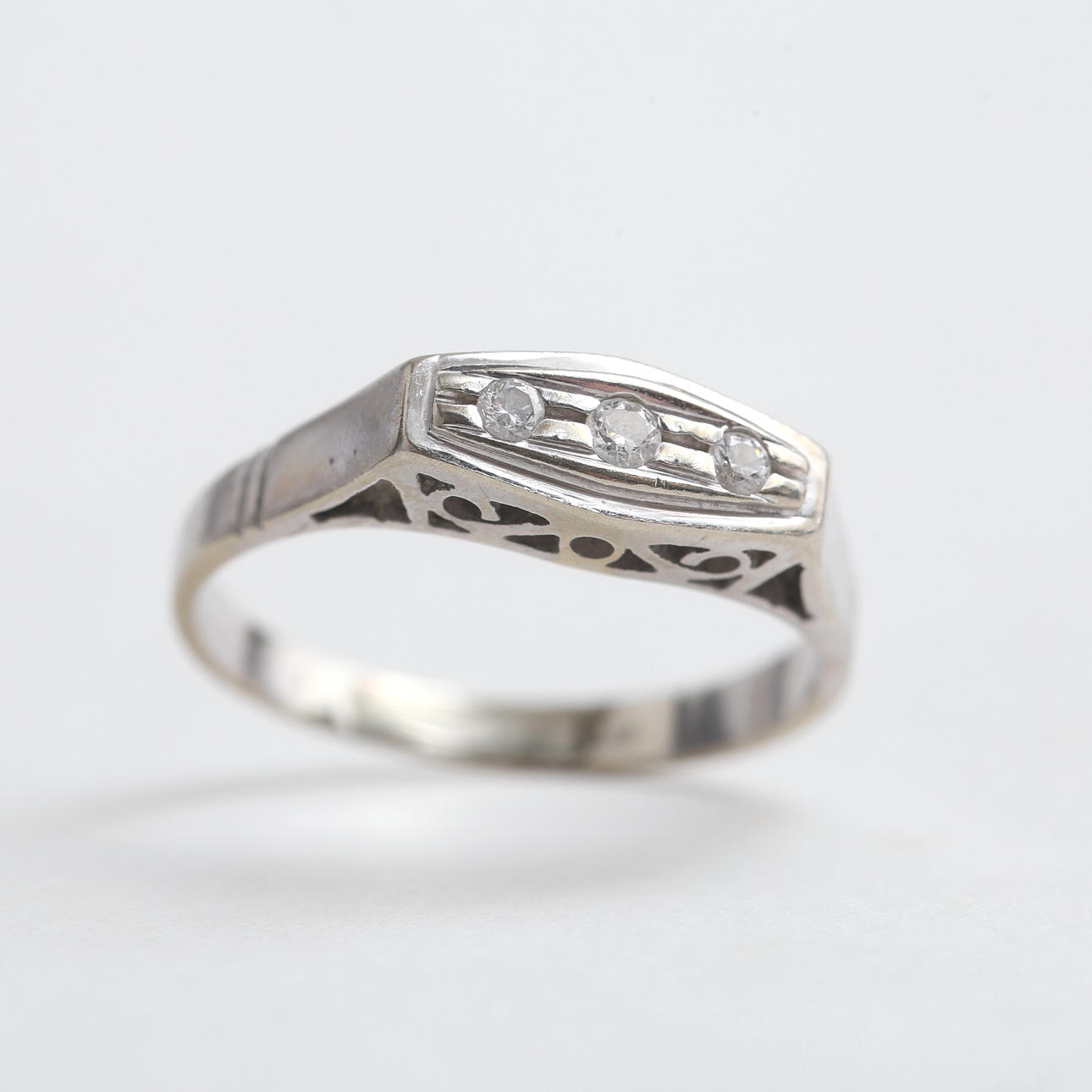 RING,18 k vitguld, med 3 stenar, 2, 76 gram.