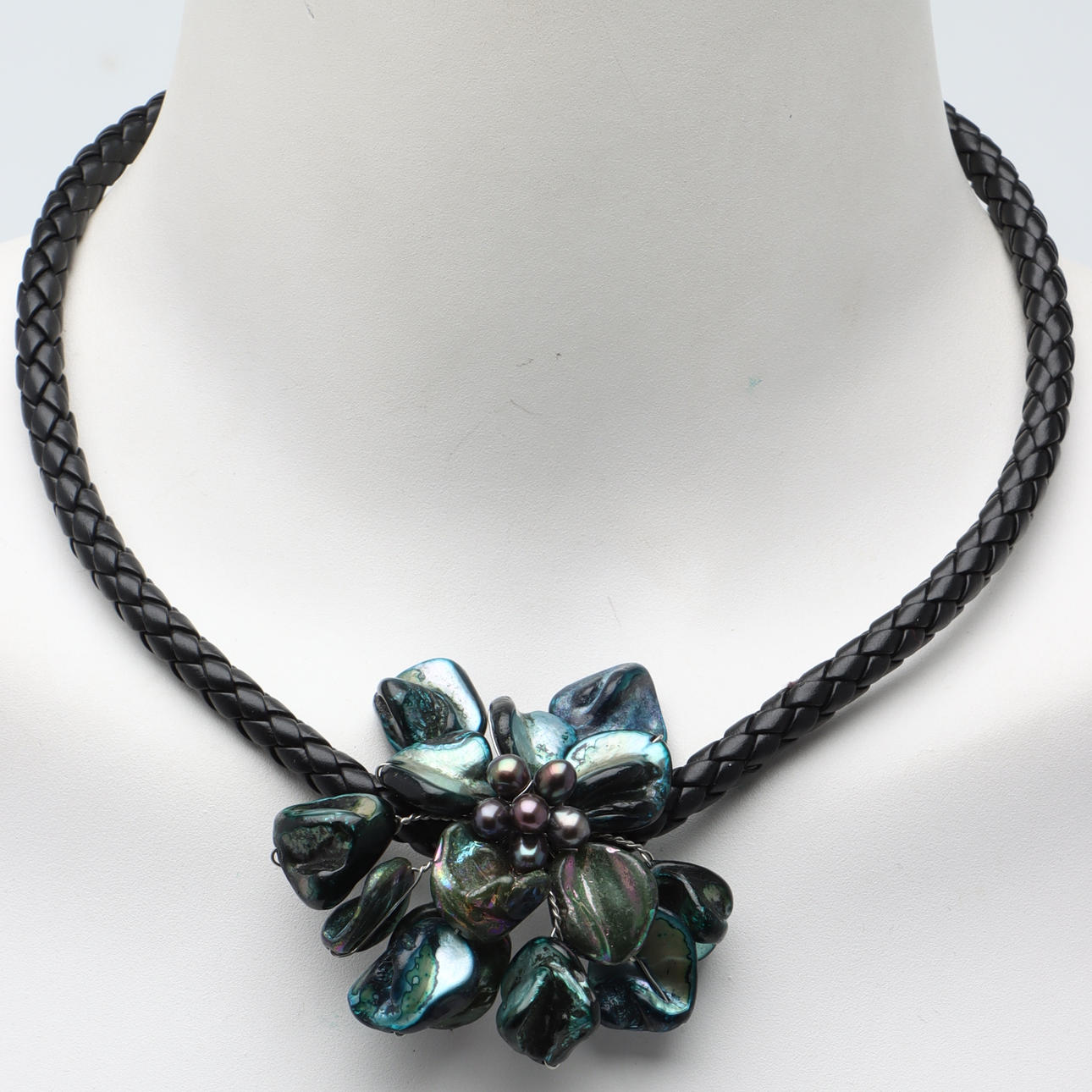 COLLIER, pärlemor, läderrem.