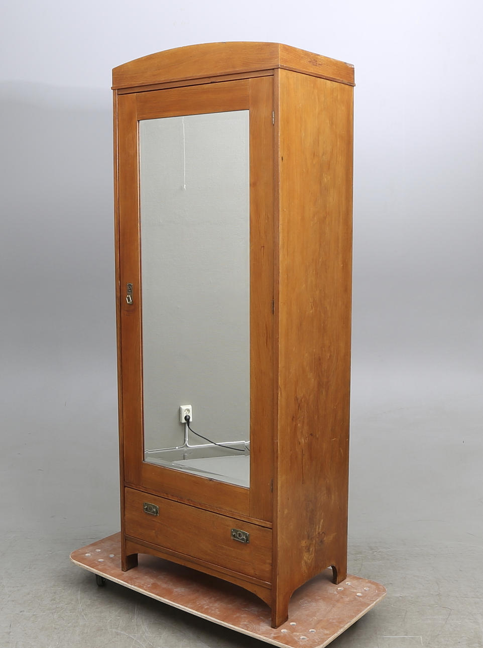 GARDEROBSSKÅP, jugend, tidigt 1900-tal.