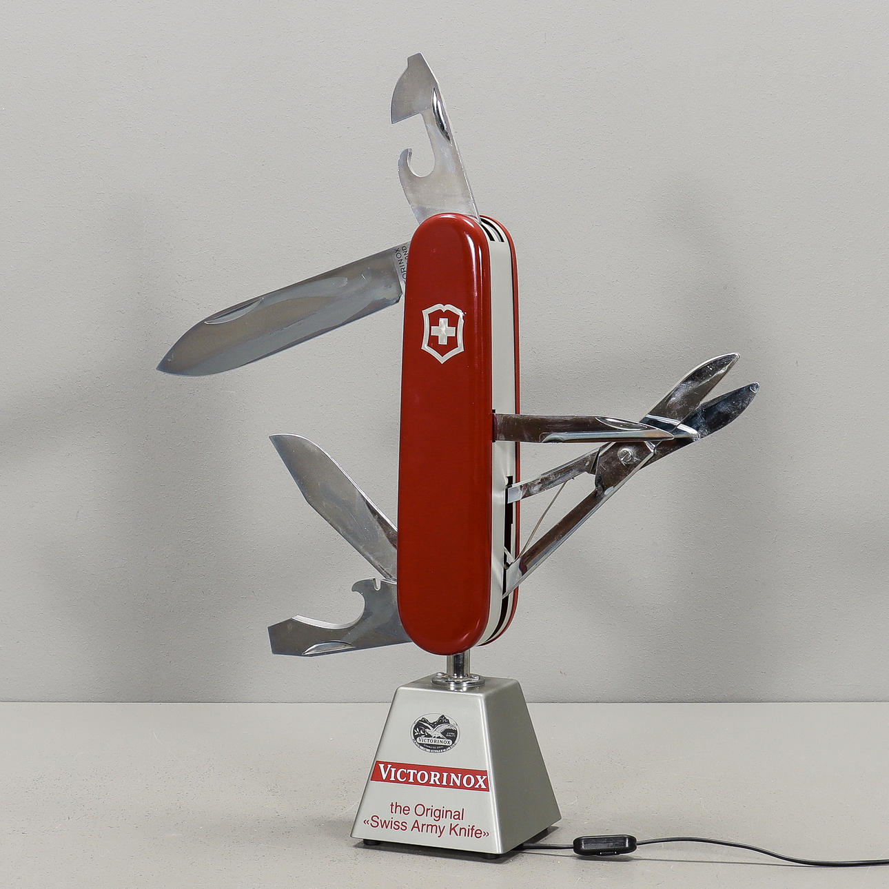 SKYLTKNIV Vitcorinox, med belysning.