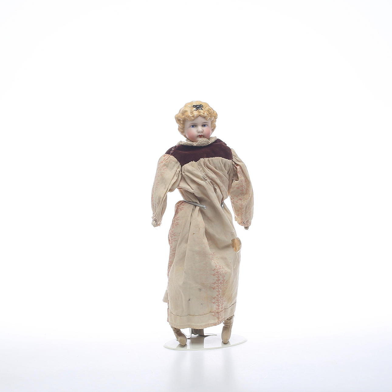 DOCKA, huvud av porslin, kropp av textil, 1800-tal.