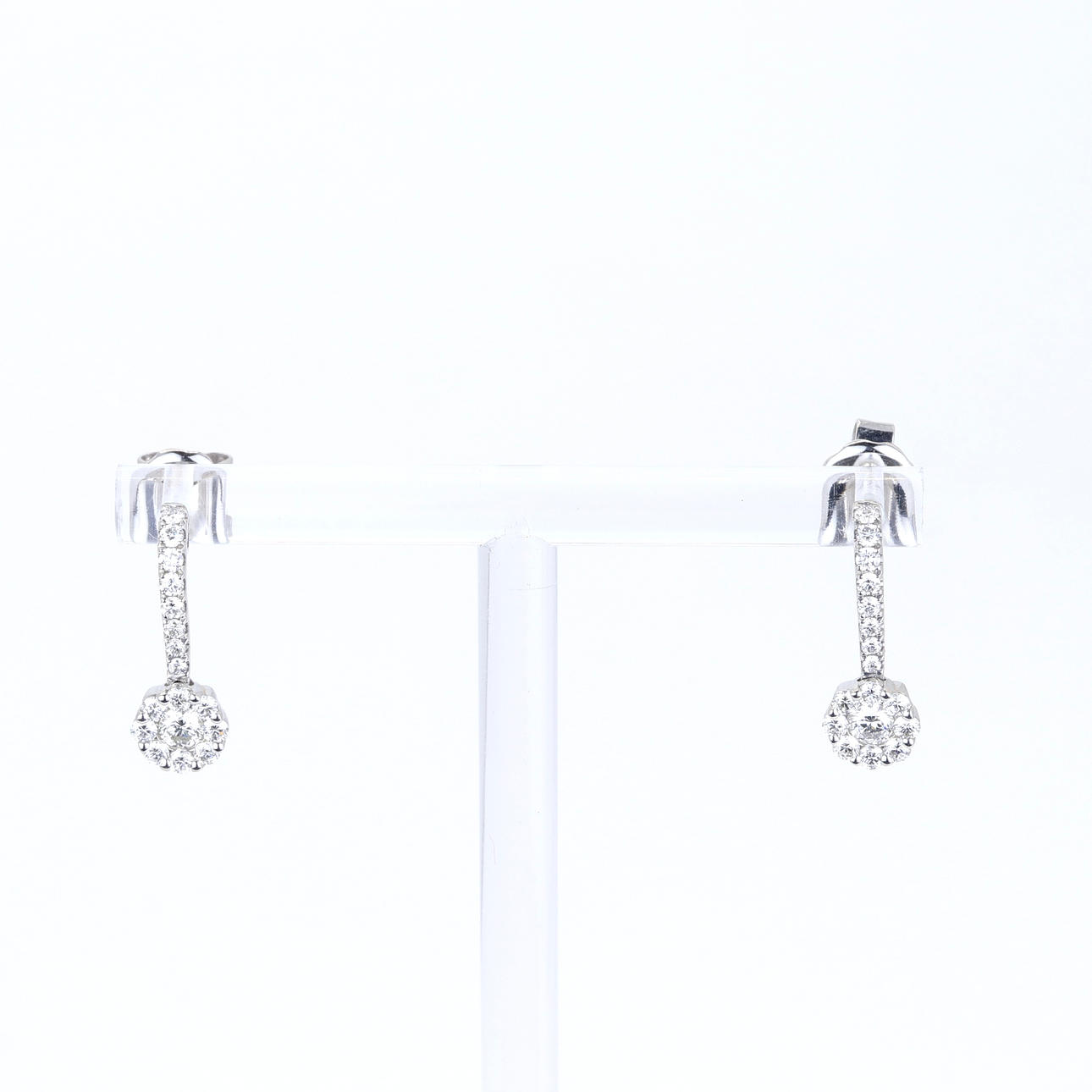 18CT WHITE GOLD DIAMOND SET DROP EARRINGS.