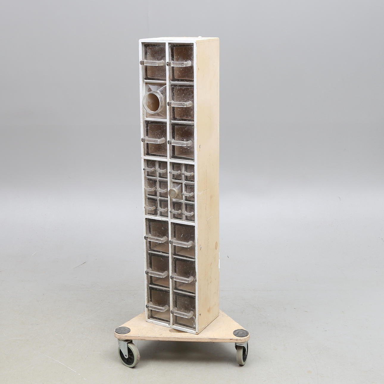 SPECERIHYLLA med glasinsatser, 1900-talets mitt.