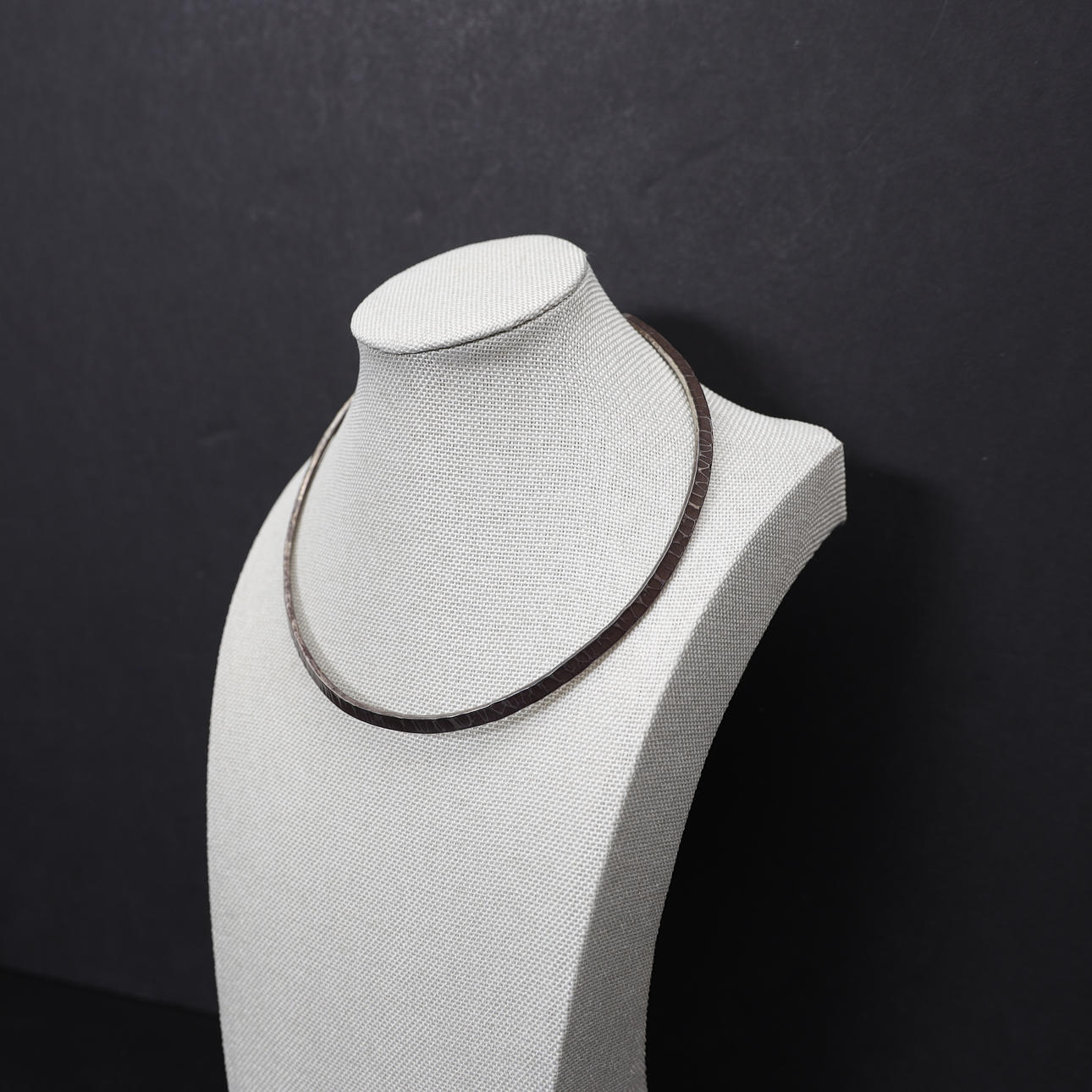 STEL HALSRING, silver, 1950, med hamrad dekor.