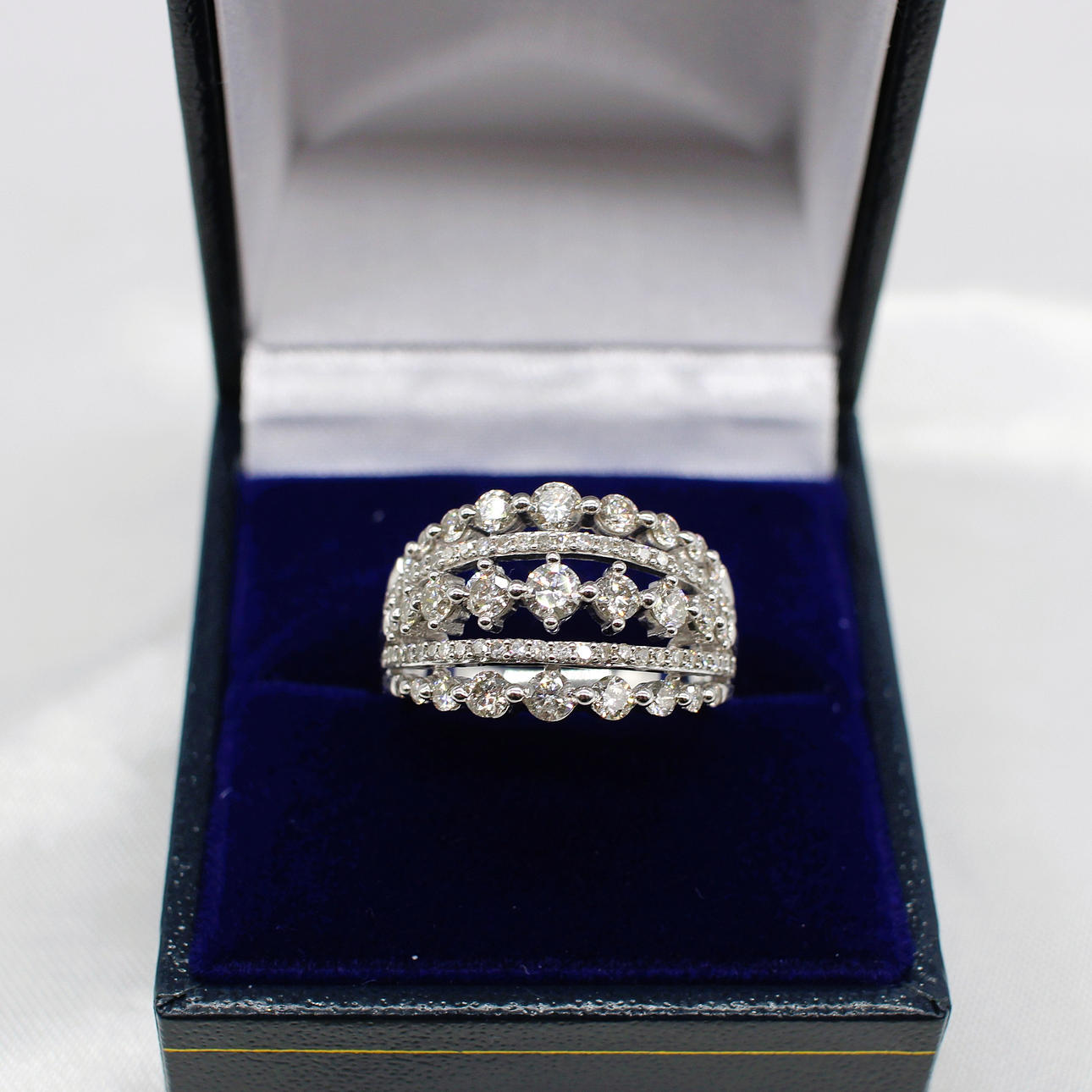 IMPRESSIVE DIAMOND CLUSTER RING 1.50CT.