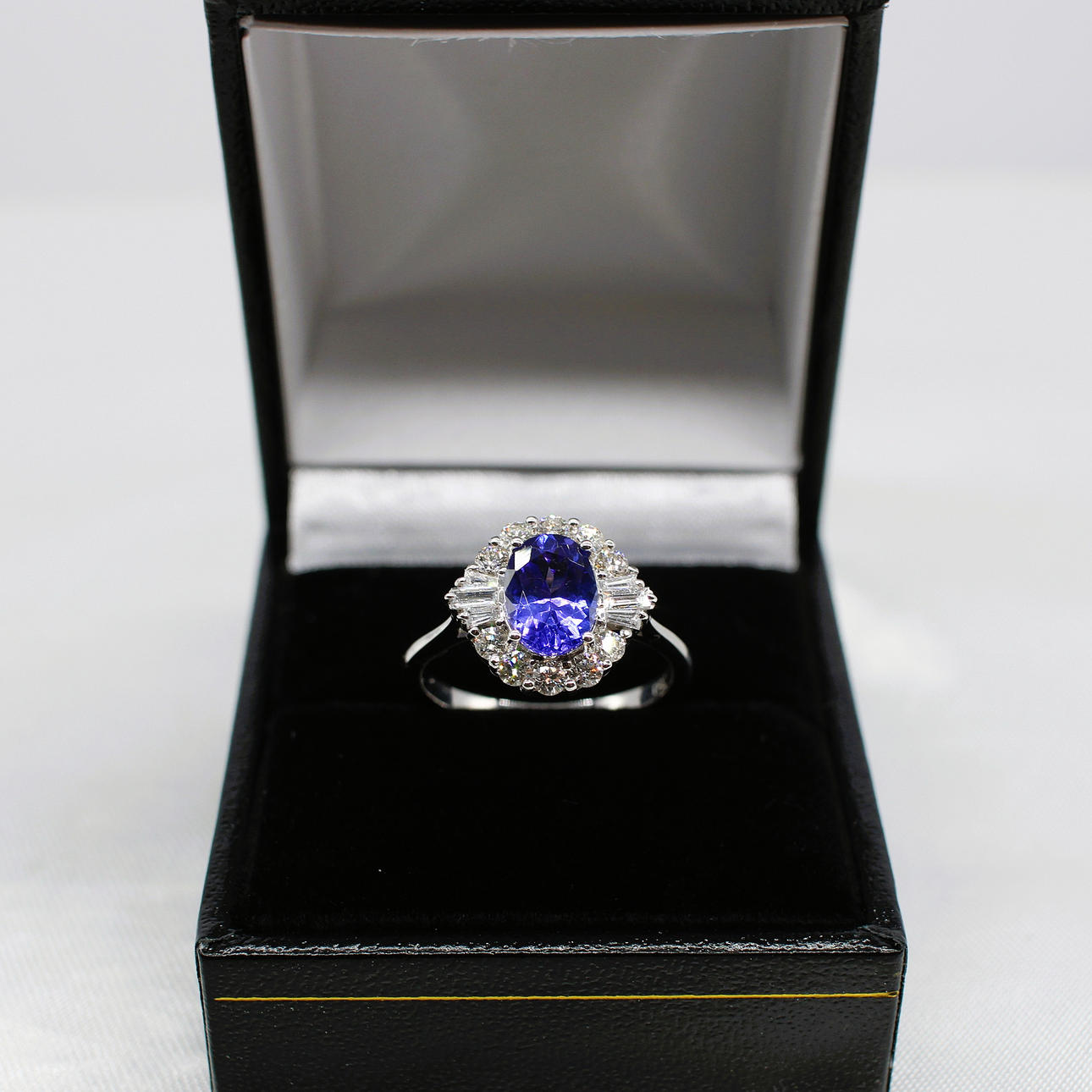DIAMOND & TANZANITE 18K GOLD RING.