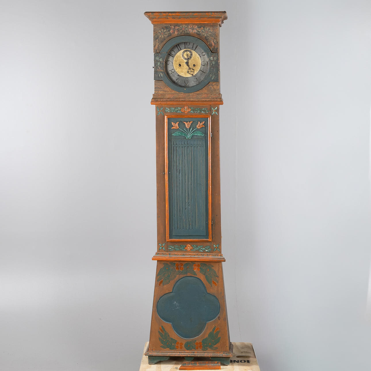 GOLVUR, allmoge, bemålat trä, 1800-tal.
