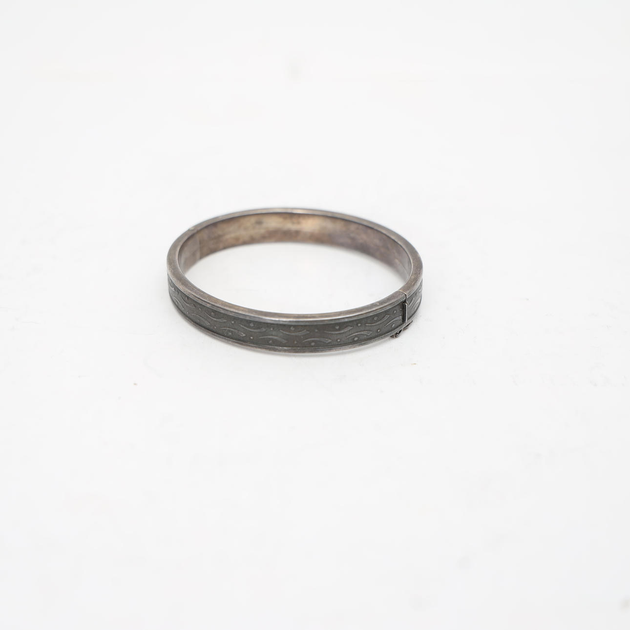 STEL ARMRING, silver, med reliefdekor.