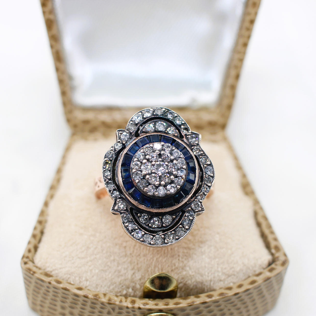 DIAMOND & SAPPHIRE RING.