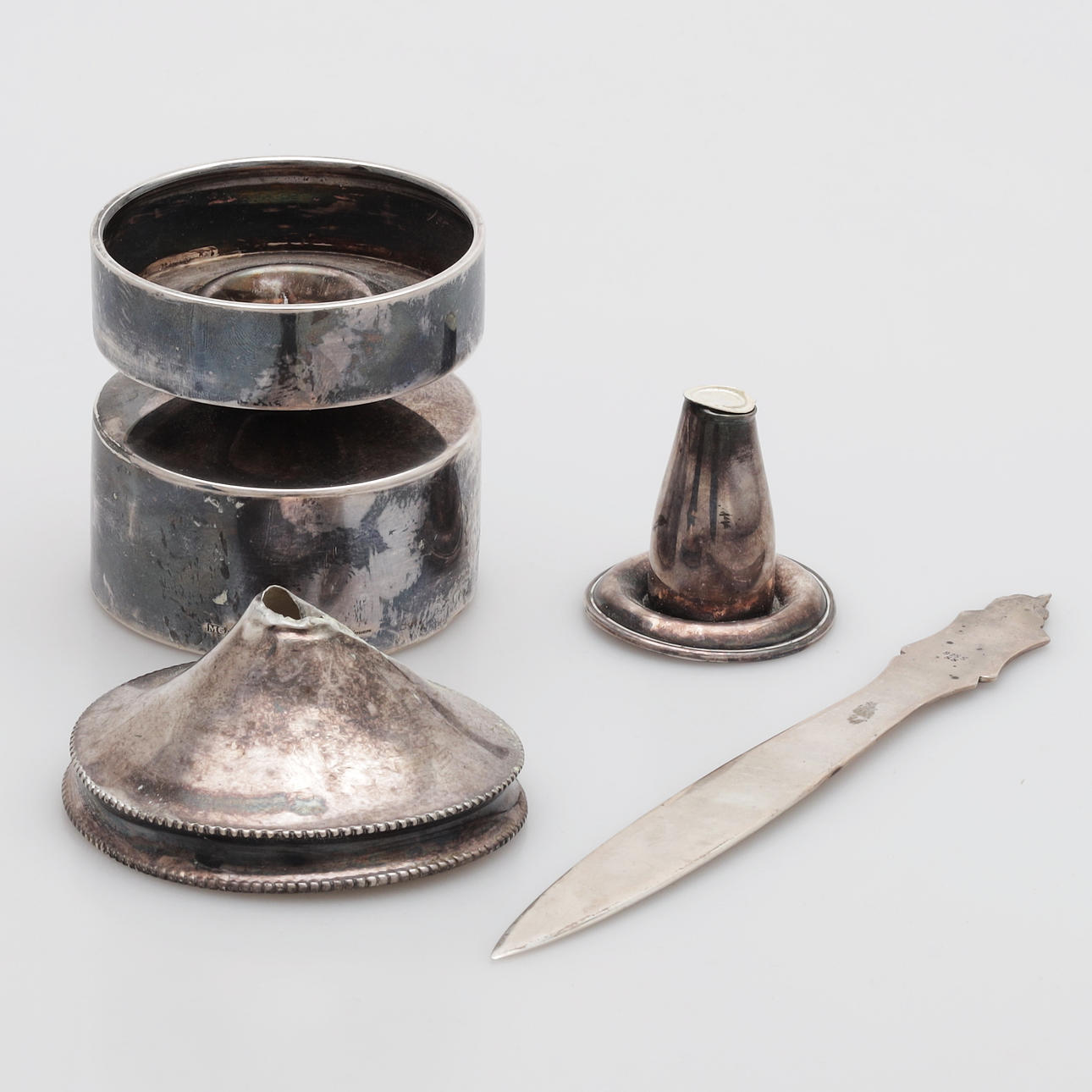 SILVERFÖREMÅL, 4 delar, silver, vikt 168 gram.