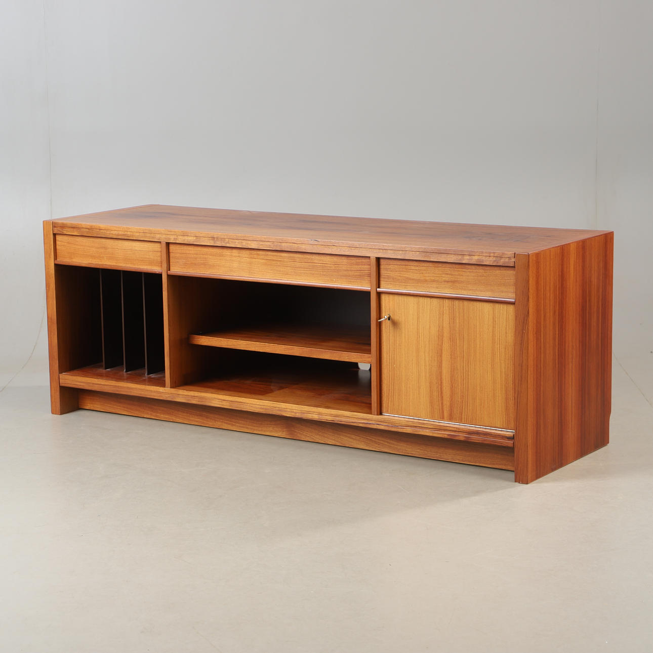 MEDIABÄNK, teak, 1900-talets andra hälft.