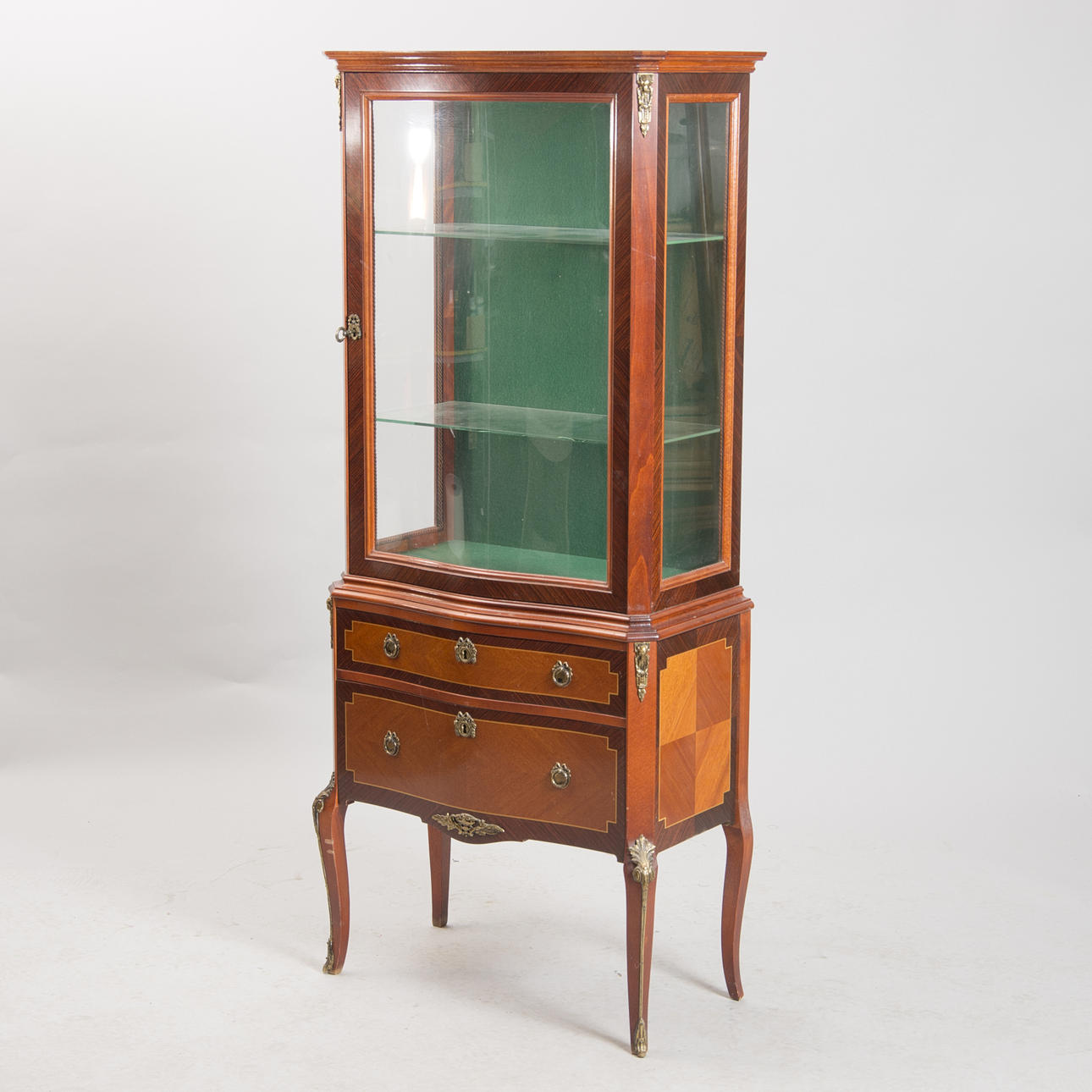 VITRINSKÅP, mahogny med bronser, rokokostil, 1900-tal.