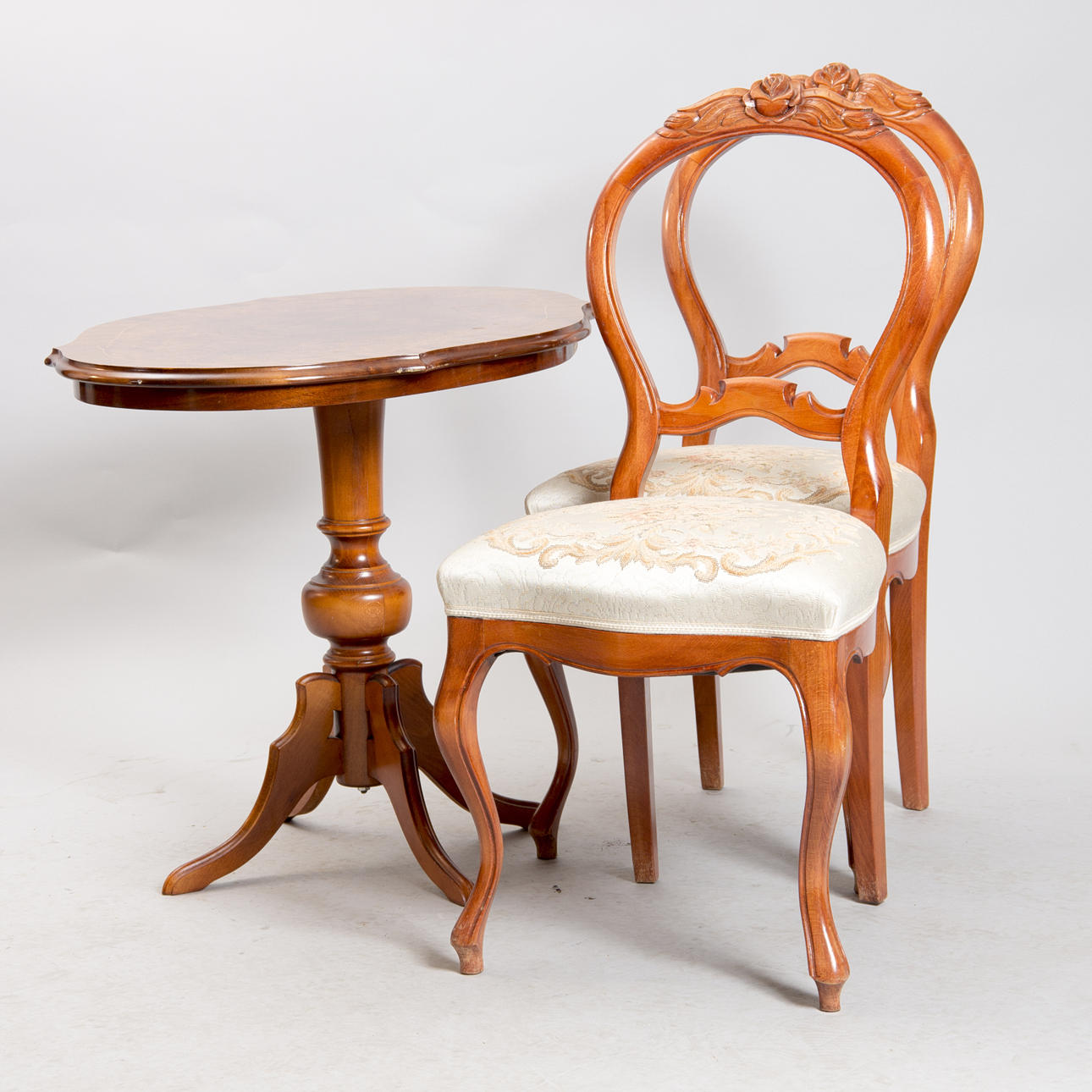 STOLAR SAMT PELARBORD, 3 delar, mahogny/rotfaner, rokokostil.