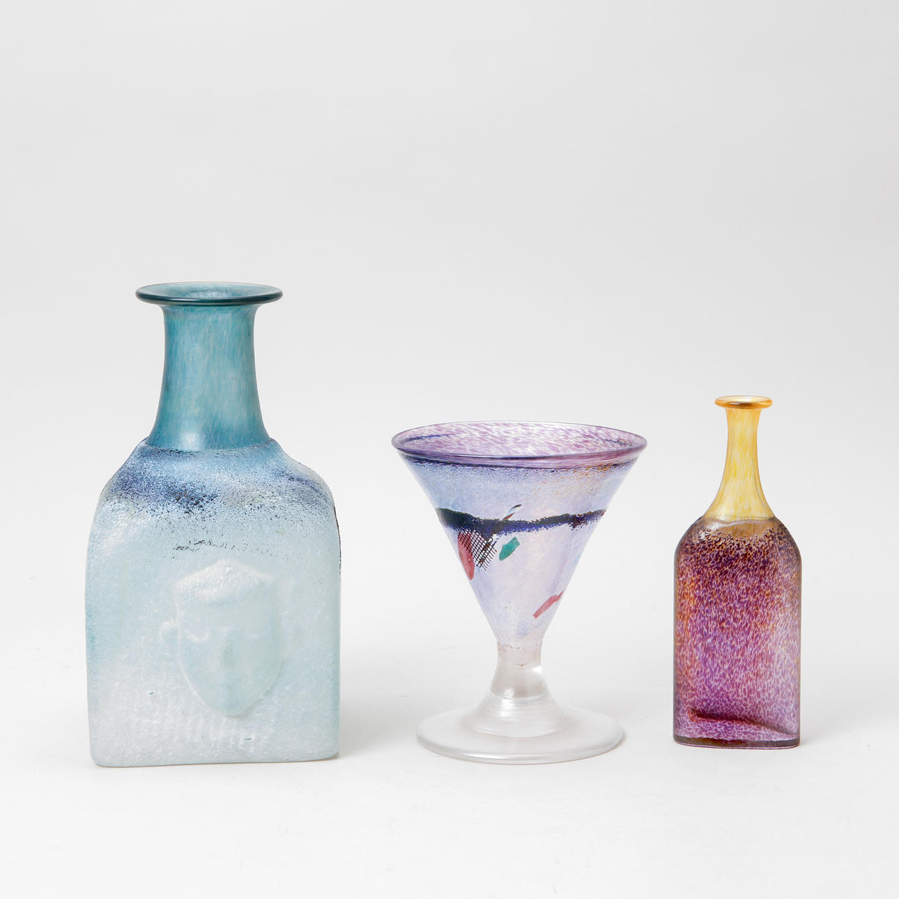 BERTIL VALLIEN. Flaskor samt pokal, glas.