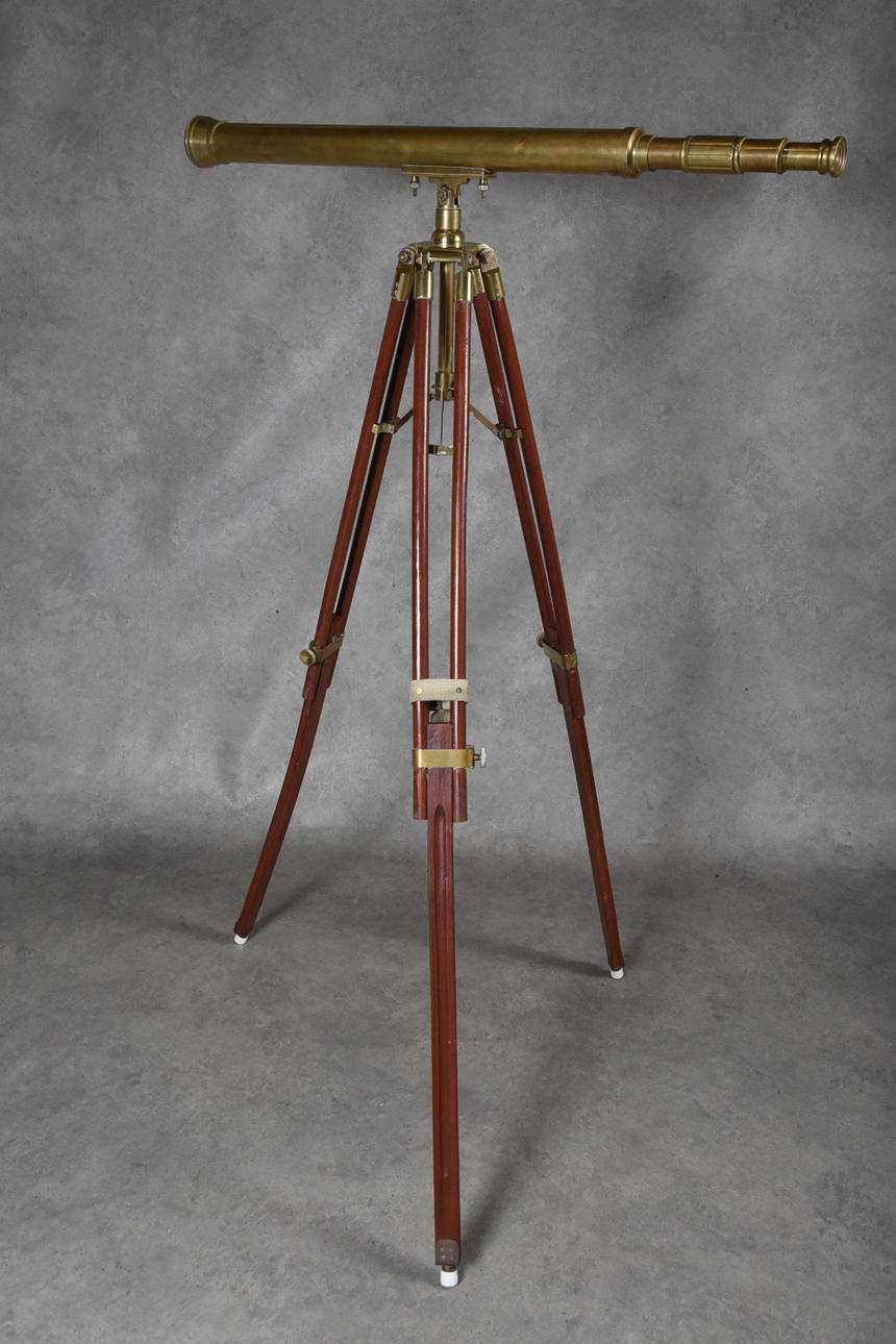 TUBKIKARE på benställning märkt Stanley London.