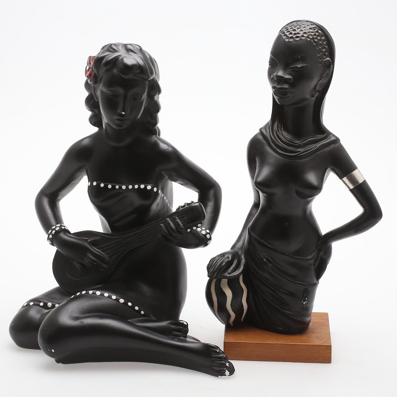 FIGURINER, 2 st, afrikansk modell, 1900-talets mitt.