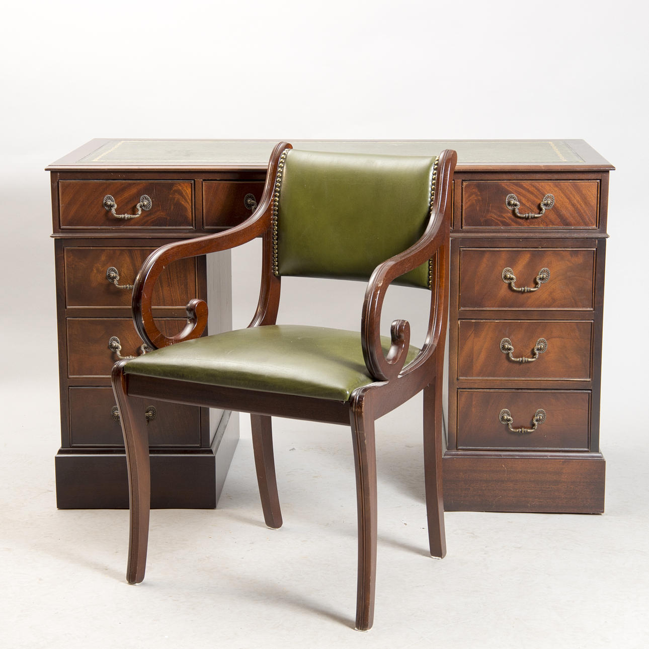 SKRIVBORD MED STOL, mahogny med skinnskiva, engelsk stil.