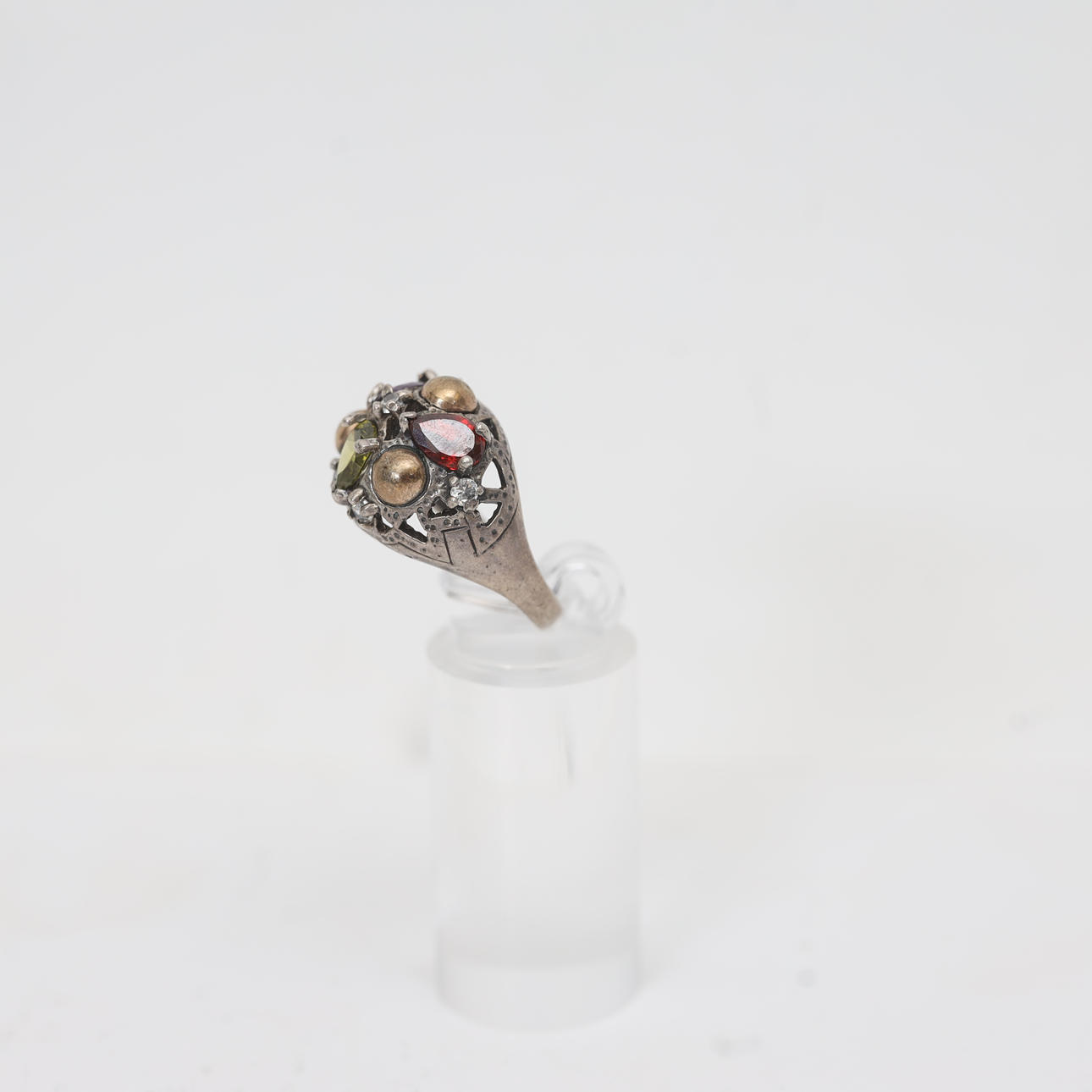 RING, silver med infattade dekorer.