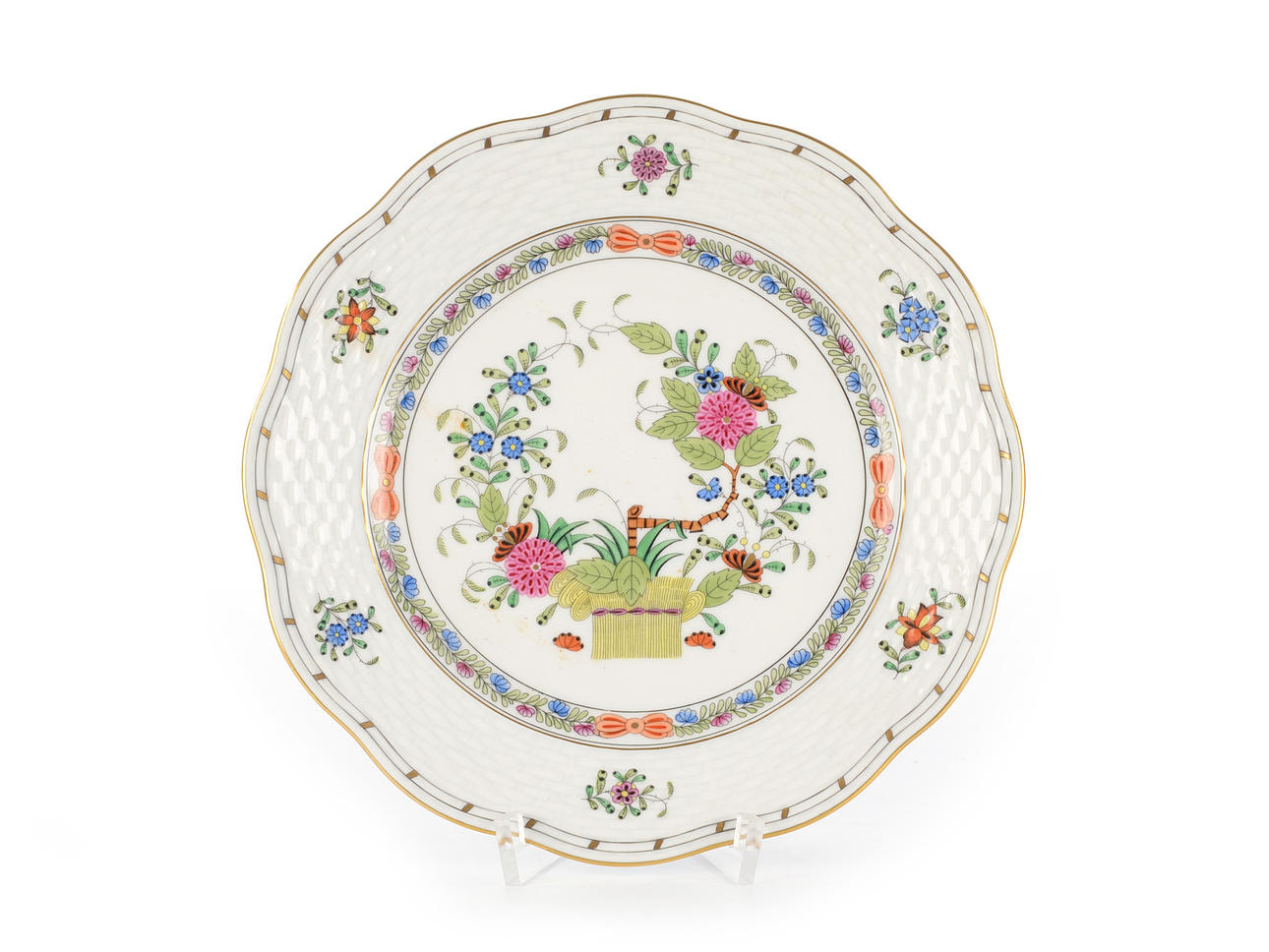 HEREND. Liten tallrik med rik blommig dekoration, böjd flagga.