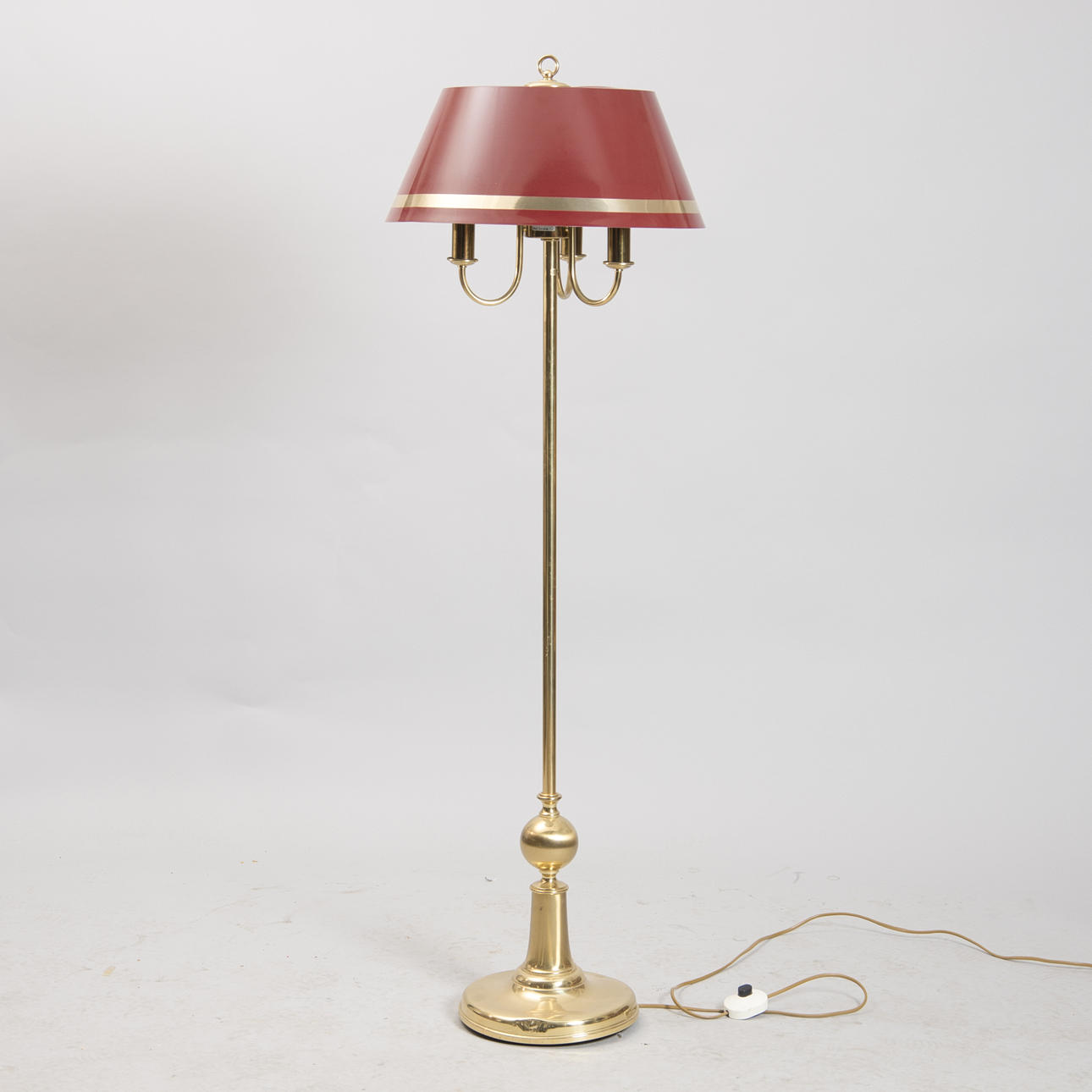 GOLVLAMPA, mässing med röd plåtskärm, engelsk stil.