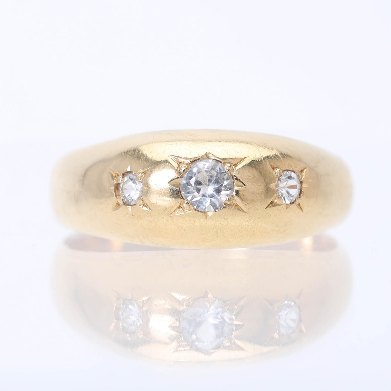 RING, 18 k guld, syntetiska stenar, Uddevalla 1955.
