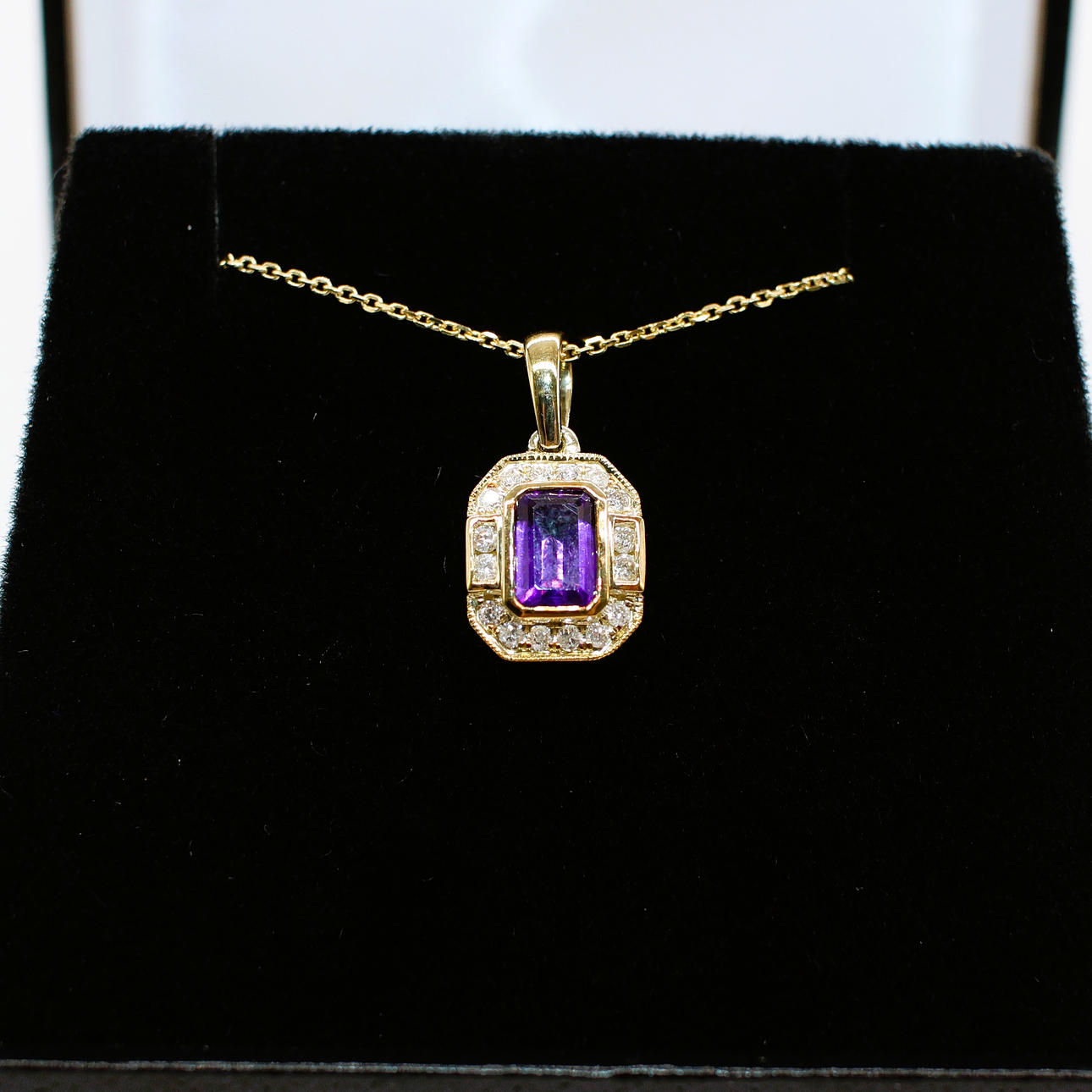 AMETHYST & DIAMOND ART DECO STYLE NECKLACE.
