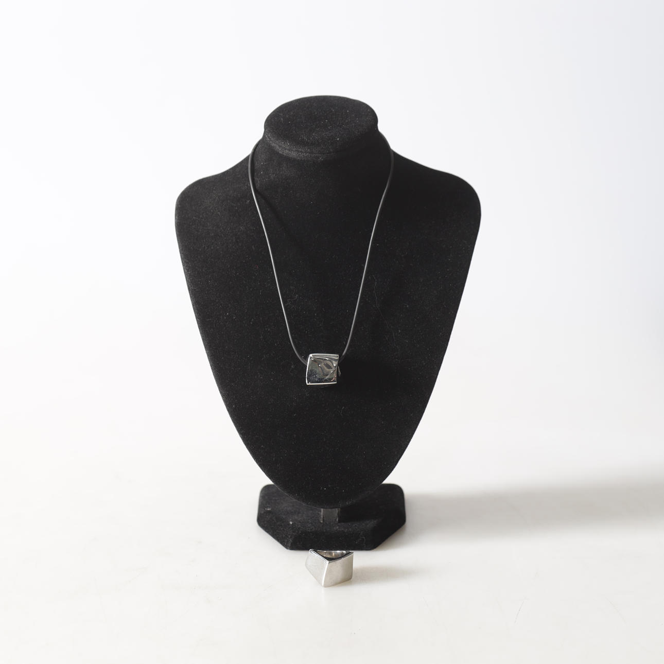 COLLIER & RING, Calvin Klein, samtida.