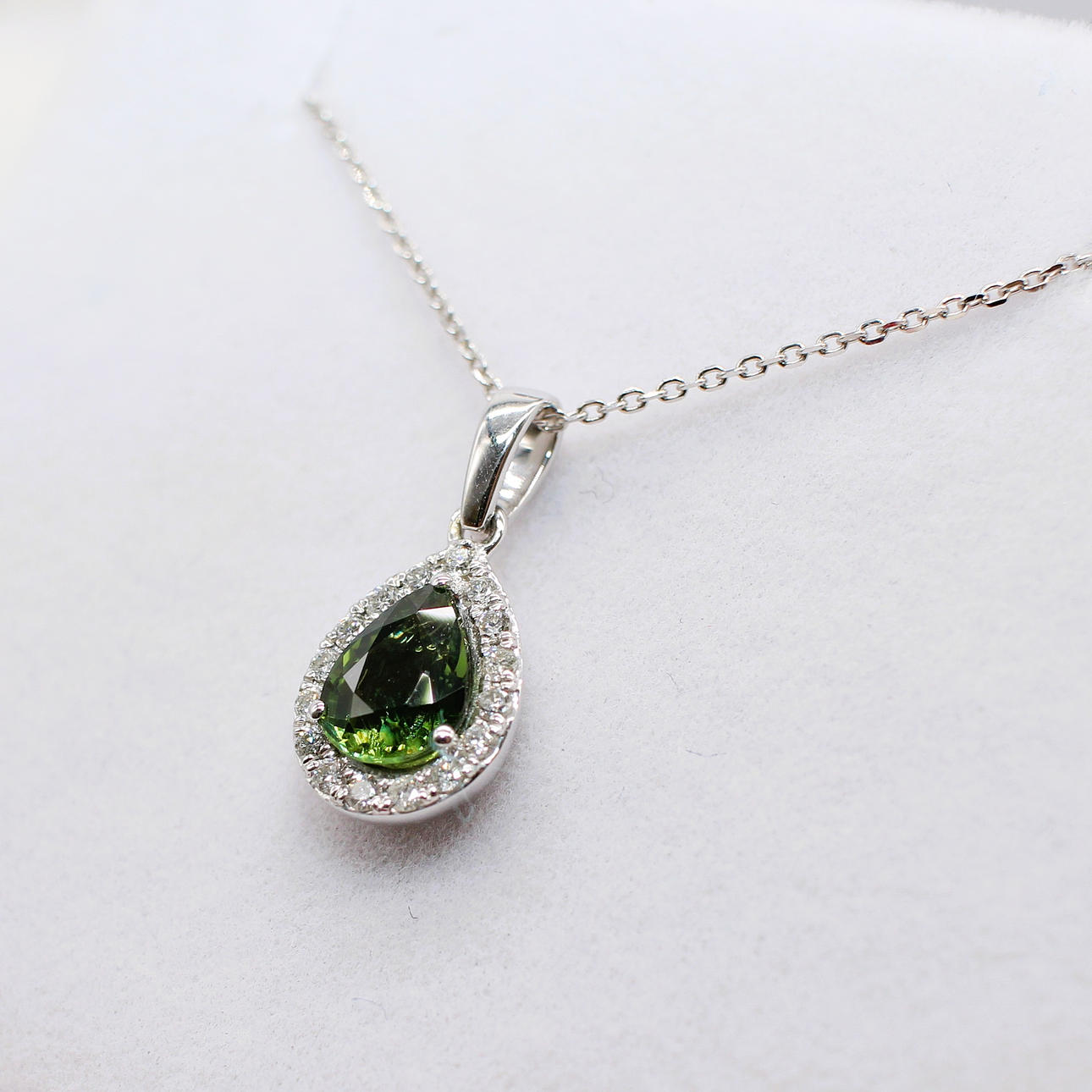 GREEN SAPPHIRE & DIAMOND NECKLACE.