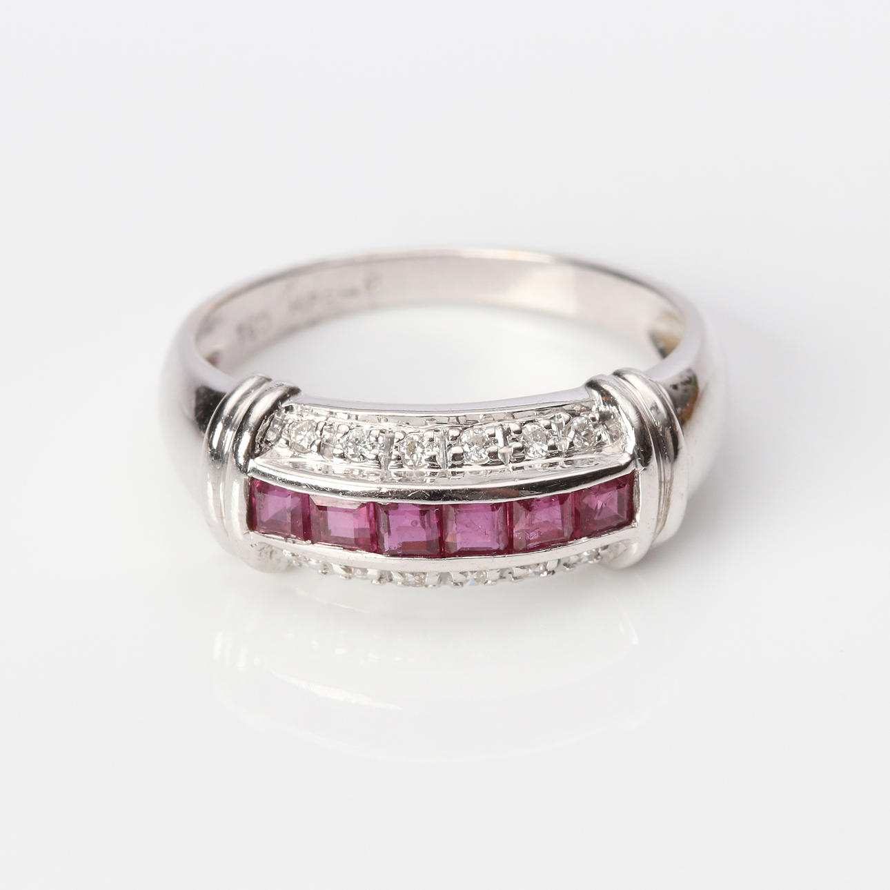 RUBINRING 18K med diamanter, 3,4 g.