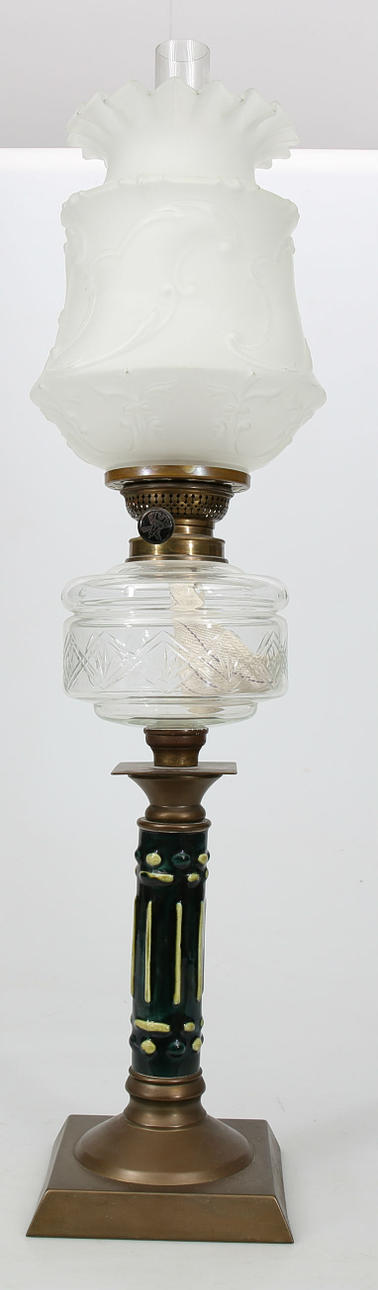 FOTOGENLAMPA, bordsmodell, fot i metall och majolika, 1900-talets första hälft.