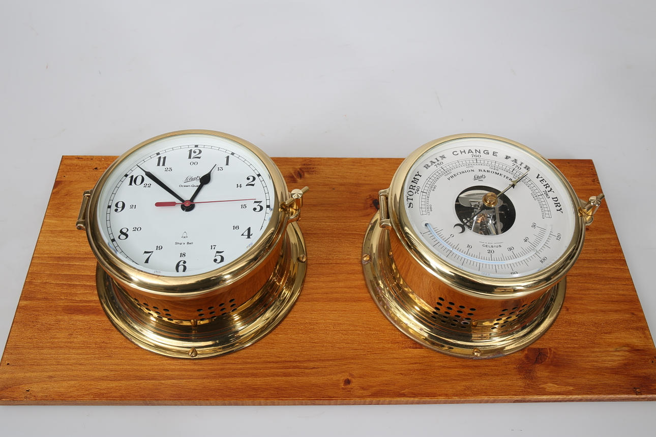 SKEPPSUR OCH BAROMETER, gulmetall, monterade på träplatta , Schatz, Tyskland.