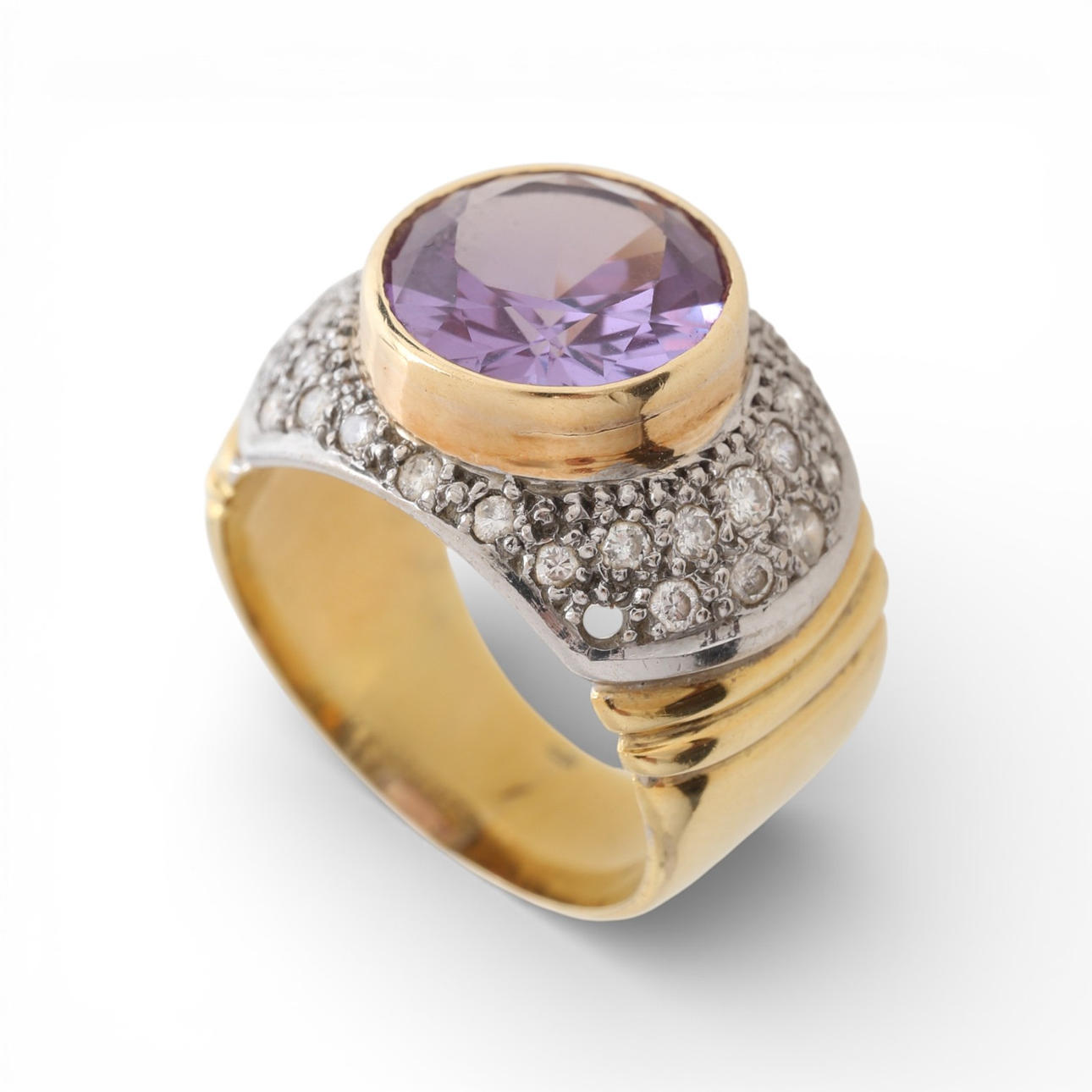 Ring with diamonds pavé and gemstones.