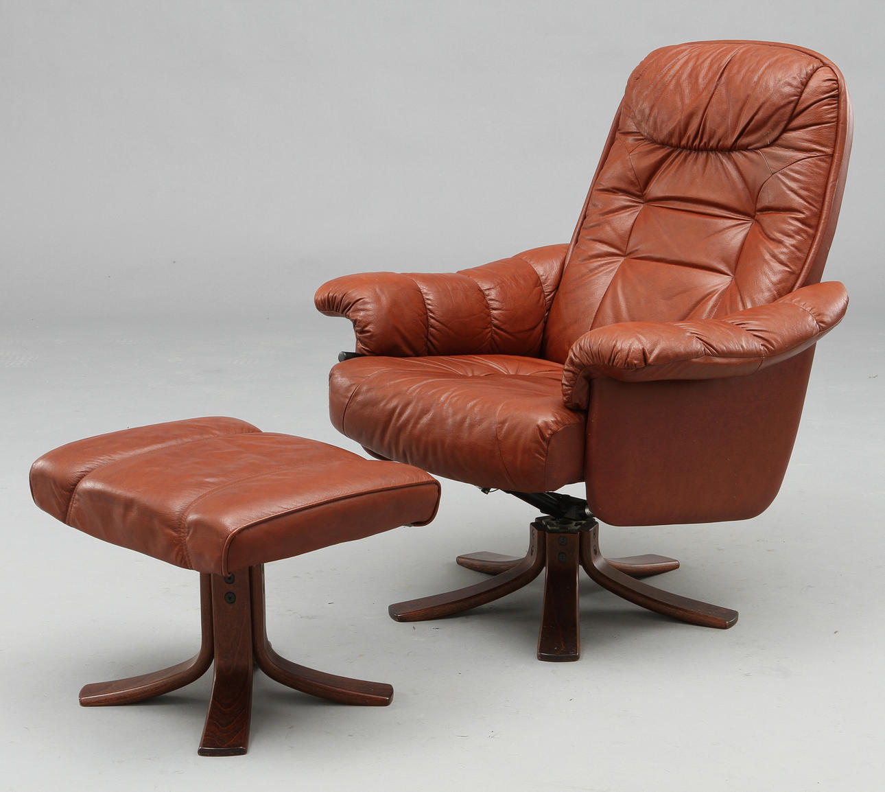 FÅTÖLJ MED FOTPALL.