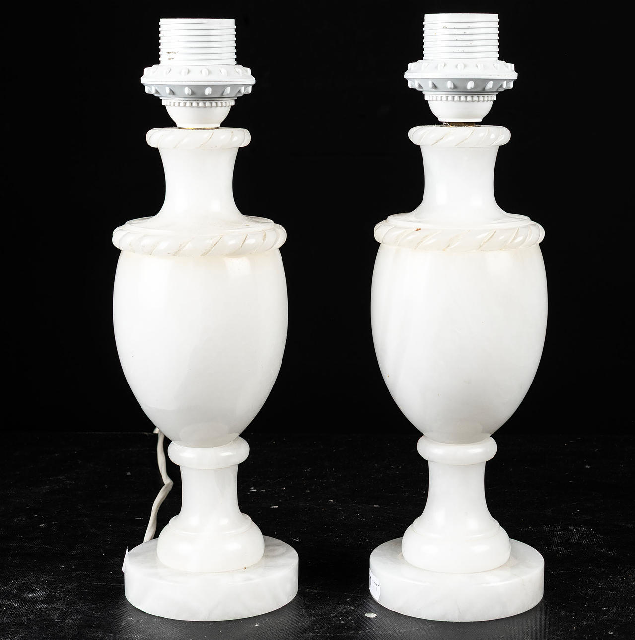 BORDSLAMPOR, 1 par, alabaster, 1900 - talets andra hälft.