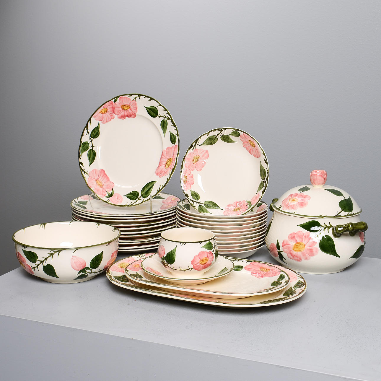 DINNER SERVICE for 12 people, 