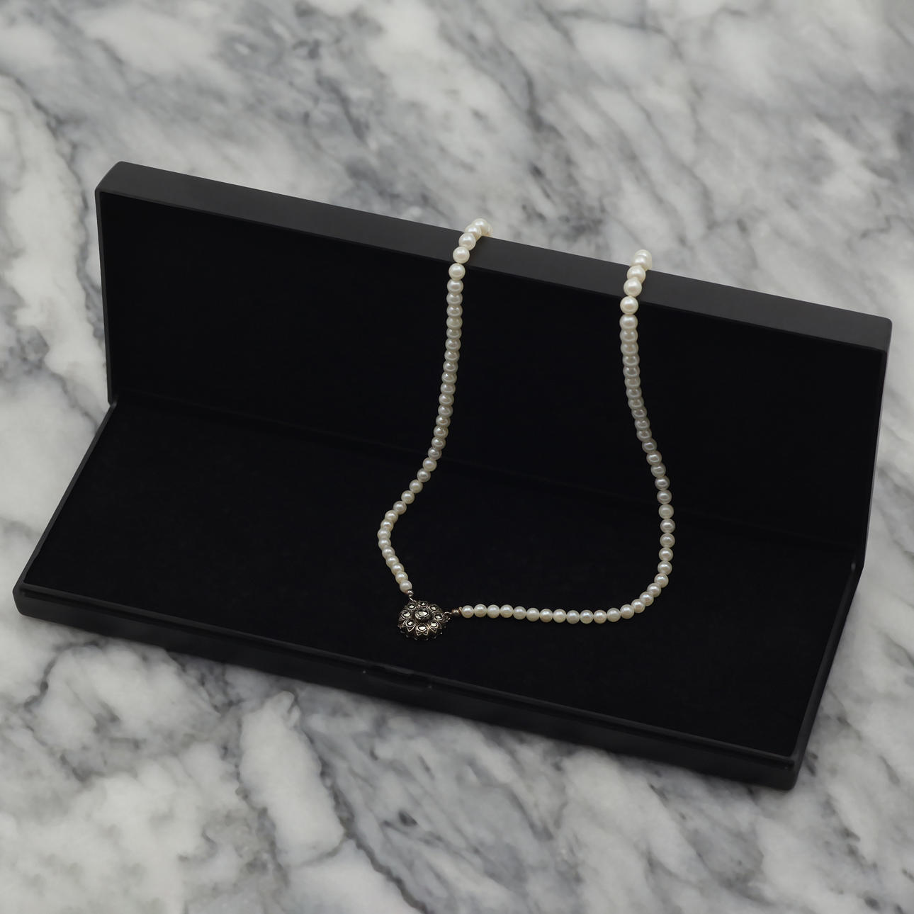 PÄRLCOLLIER, ÄKTA PÄRLOR, LÅS I SILVER.
